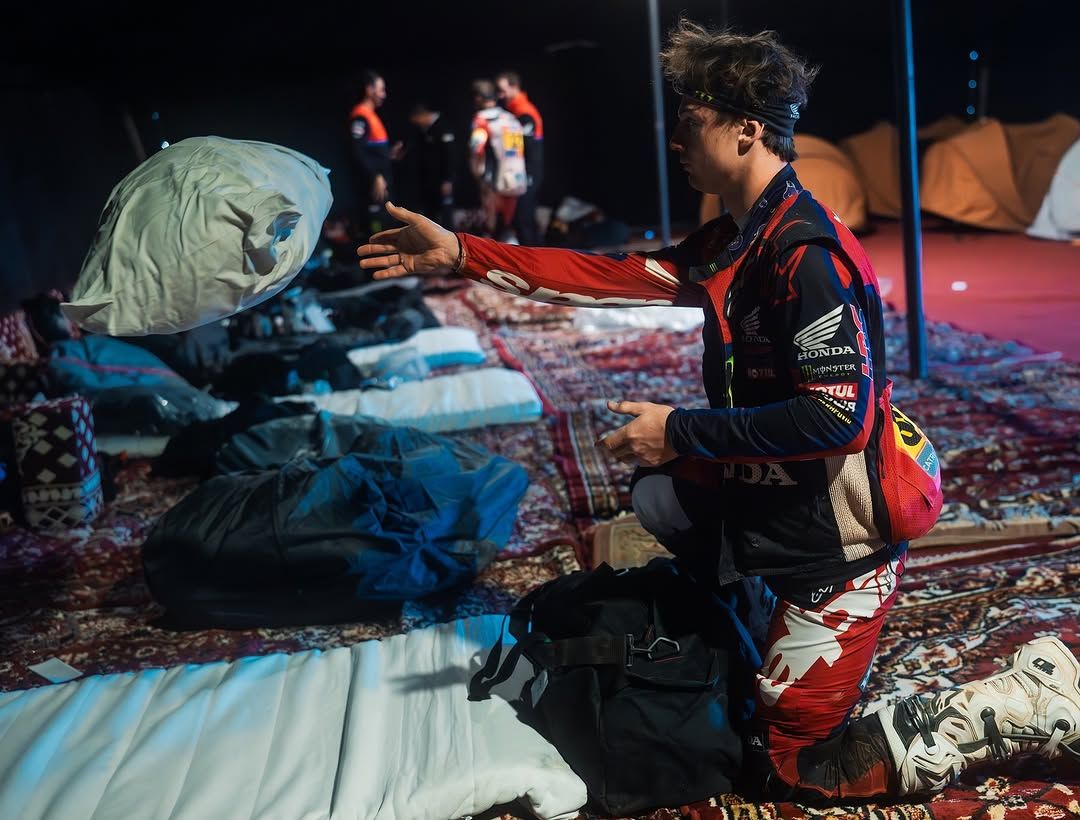 El valencià, al seu vivac abans d'anar a dormir. El valencià, al seu vivac abans d'anar a dormir.