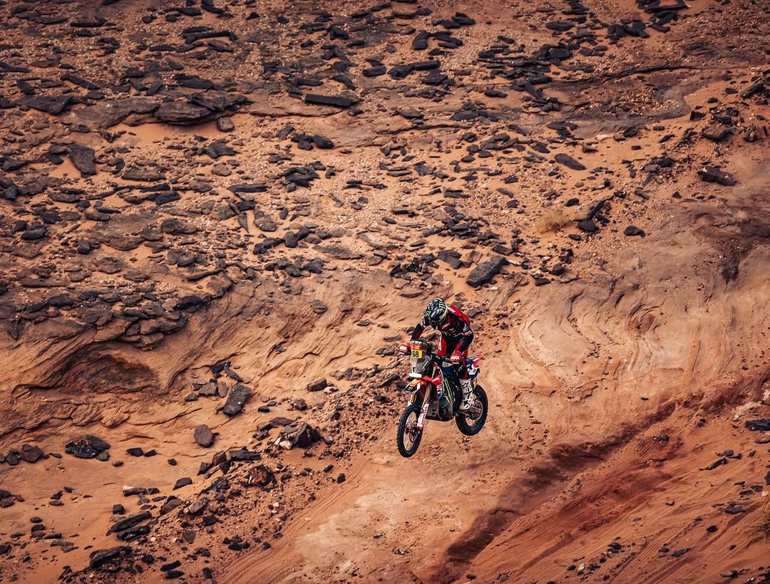 Els camins empedrats també són molt freqüents durant les etapes del ral·li. Els camins empedrats també són molt freqüents durant les etapes del ral·li.