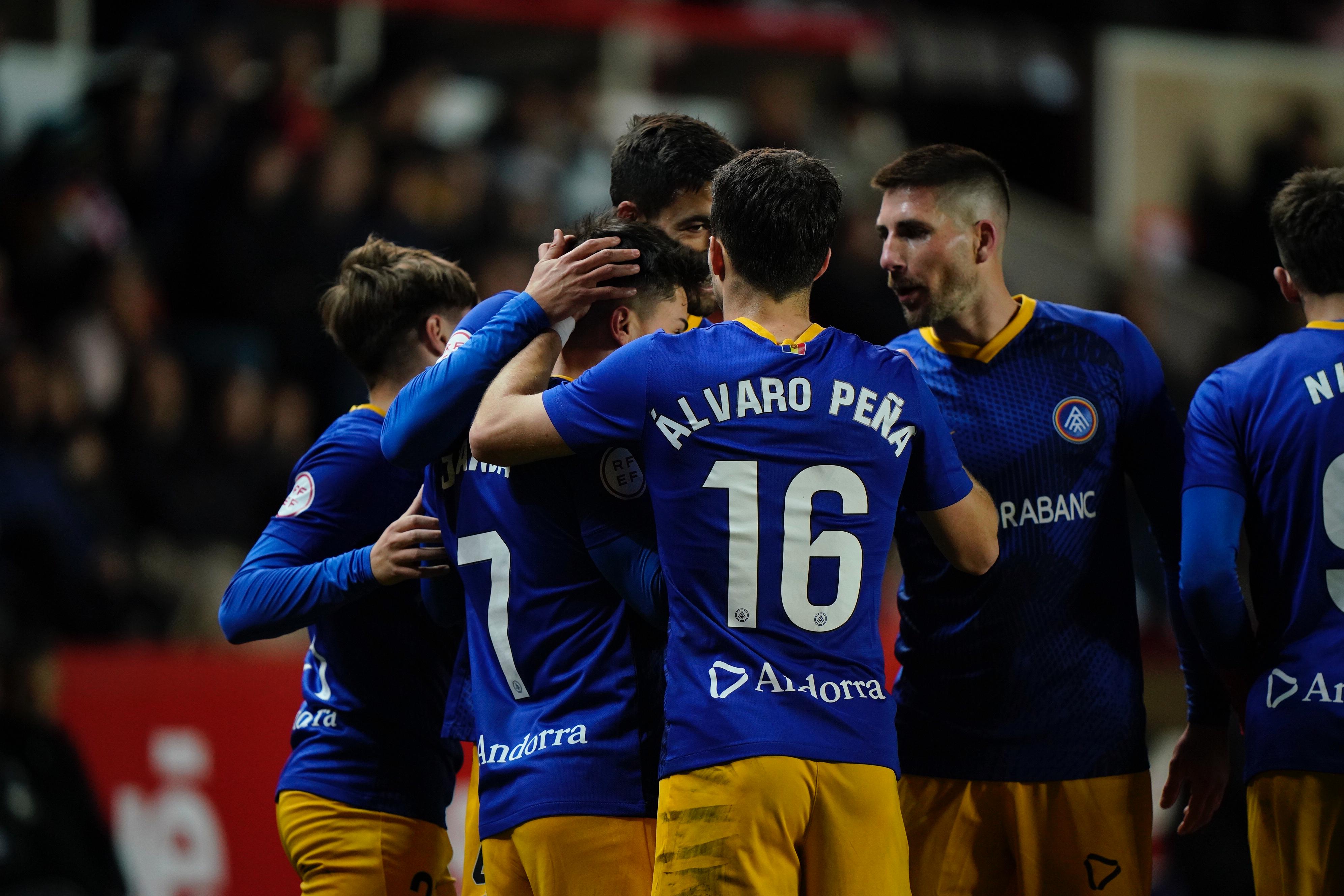 Els jugadors de l'FC Andorra, felicitant a Juanda Fuentes després del 0-1. Els jugadors de l'FC Andorra, felicitant a Juanda Fuentes després del 0-1.
