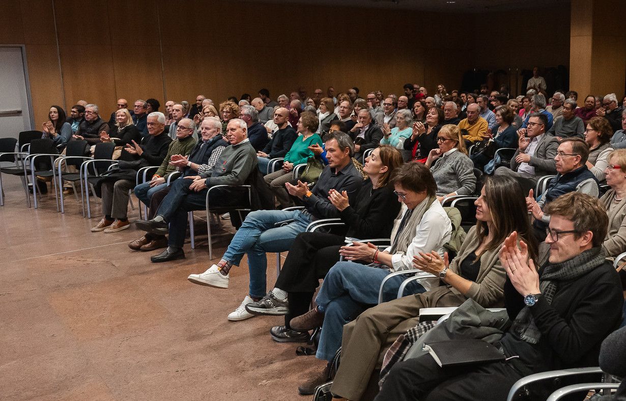 David Astrié i Rosa Maria Sabaté, a primer fila, durant la reunió de poble.