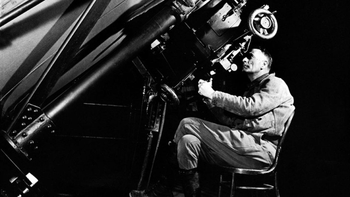Edwin Hubble observant amb el Telescopi Hooker La portaveu del Sindicat, Rebeca Bonache.