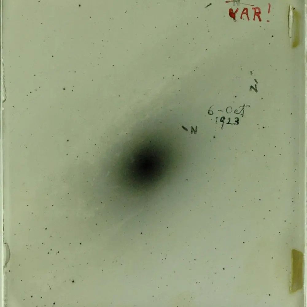 La històrica placa fotografica d'Andròmeda amb el VAR anotat per Hubble - Crèdit: Carnegie Observatories La portaveu del Sindicat, Rebeca Bonache.