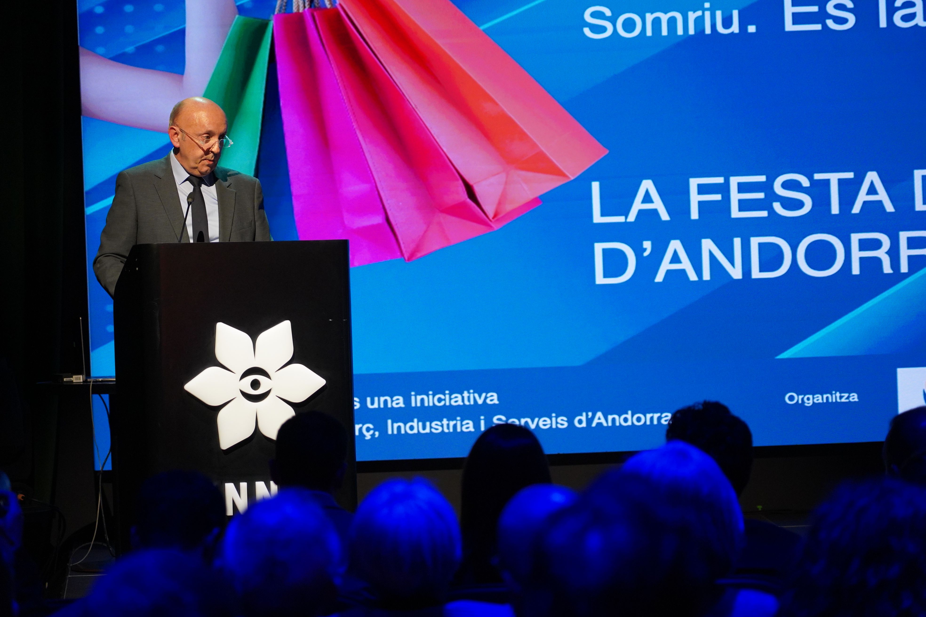 Josep Maria Mas dirigint-se als assistents a la Festa del Comerç.