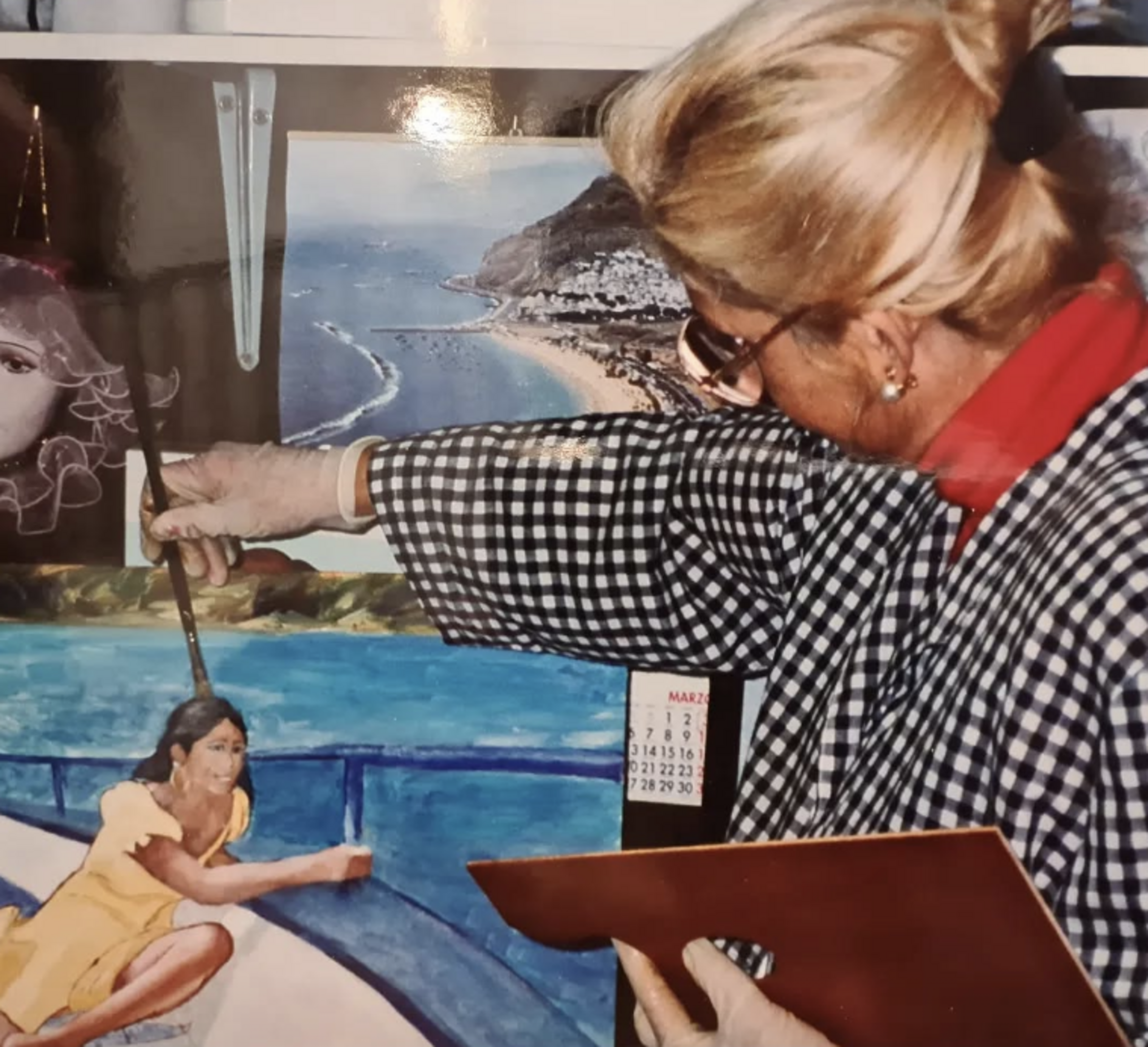 Hermínia Garcia donant forma a una de les seves creacions.