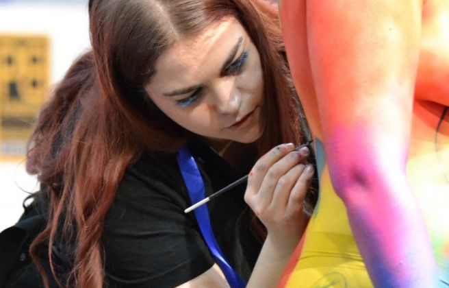 La resident i maquilladora professional durant el procés.