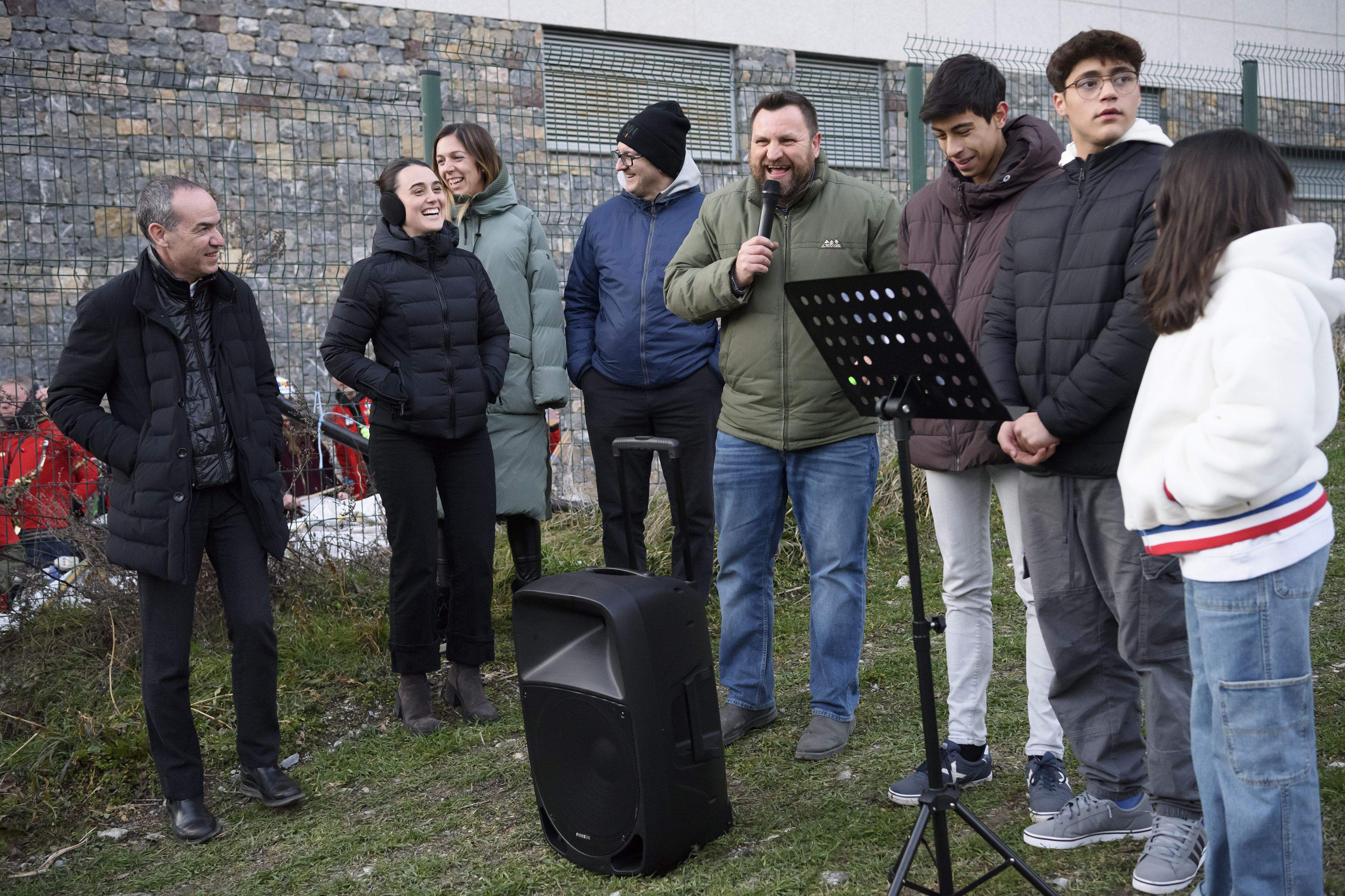 Robert Lizarte, amb els integrants del Punt Jove llegint el manifest.