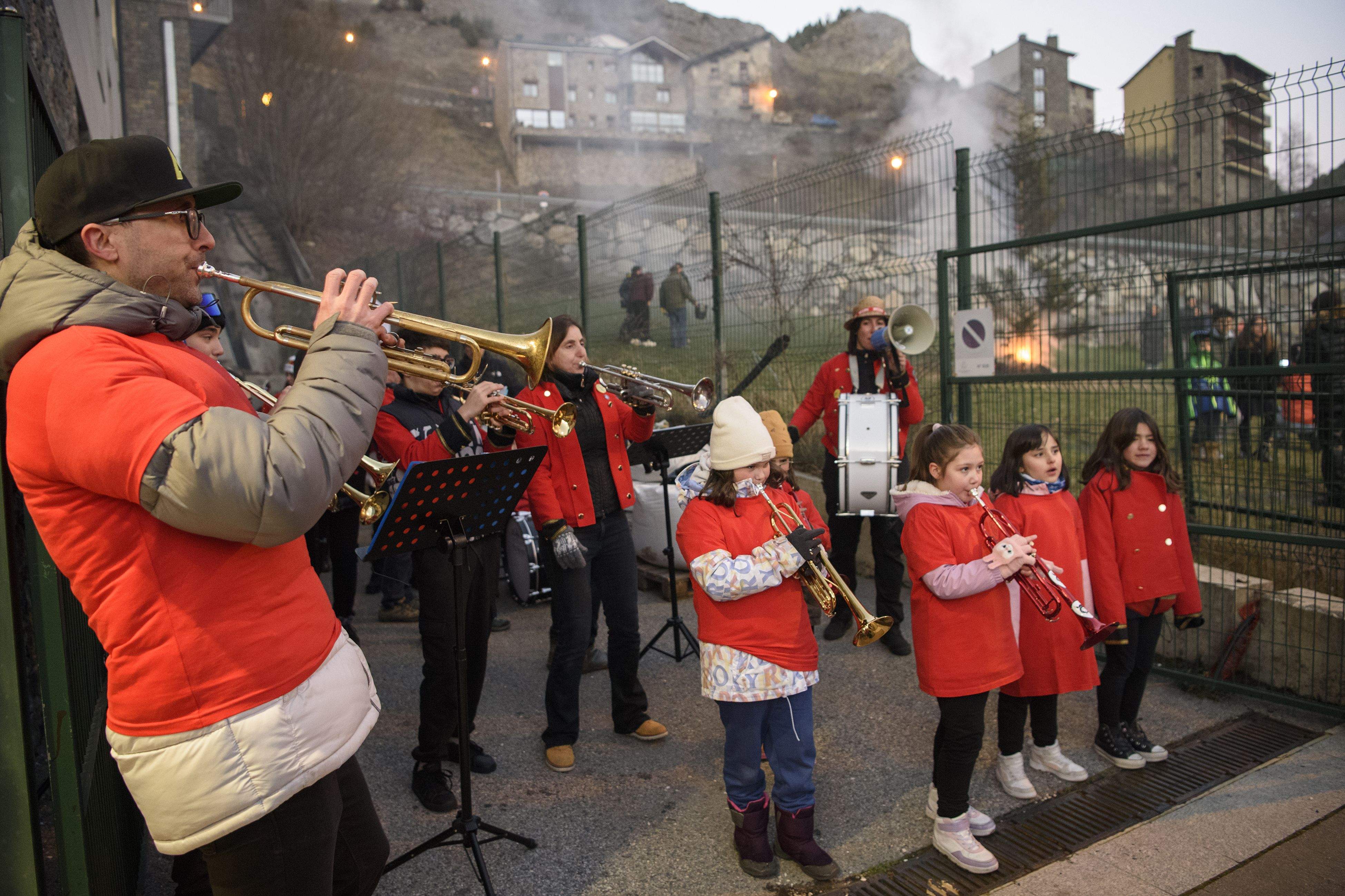 'Canillo's Band Tocant' han posat la música a la crema.