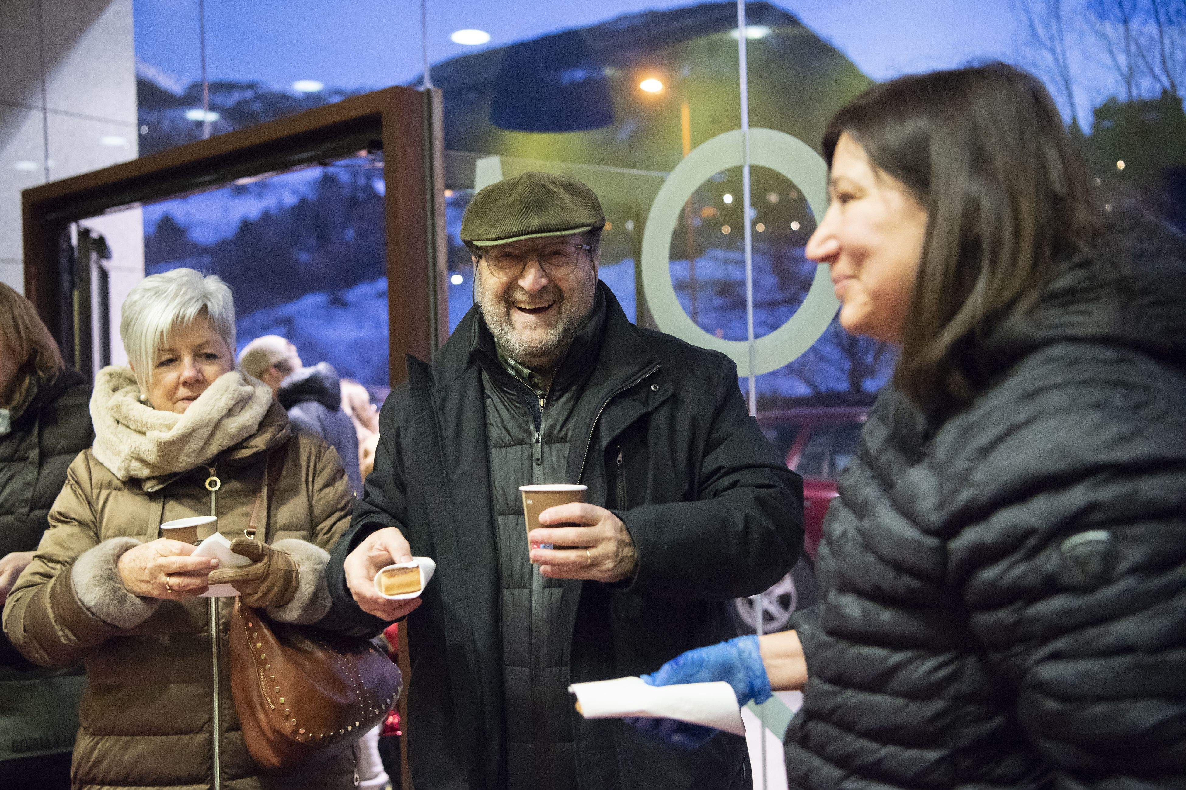 Xocolata i coca per tothom qui s'ha aplegat a l'edifici Perecaus.