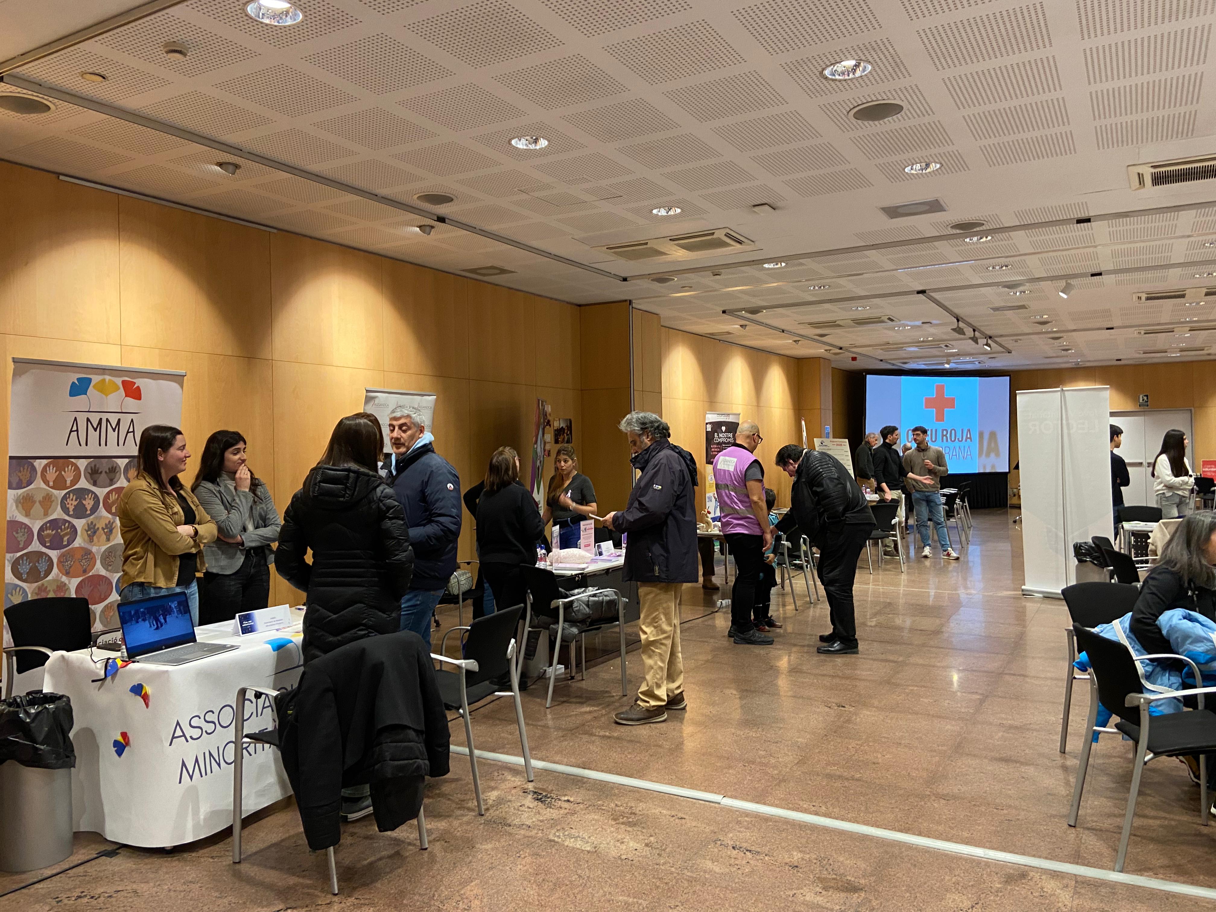 Alguns dels voluntaris, demanant informació. 