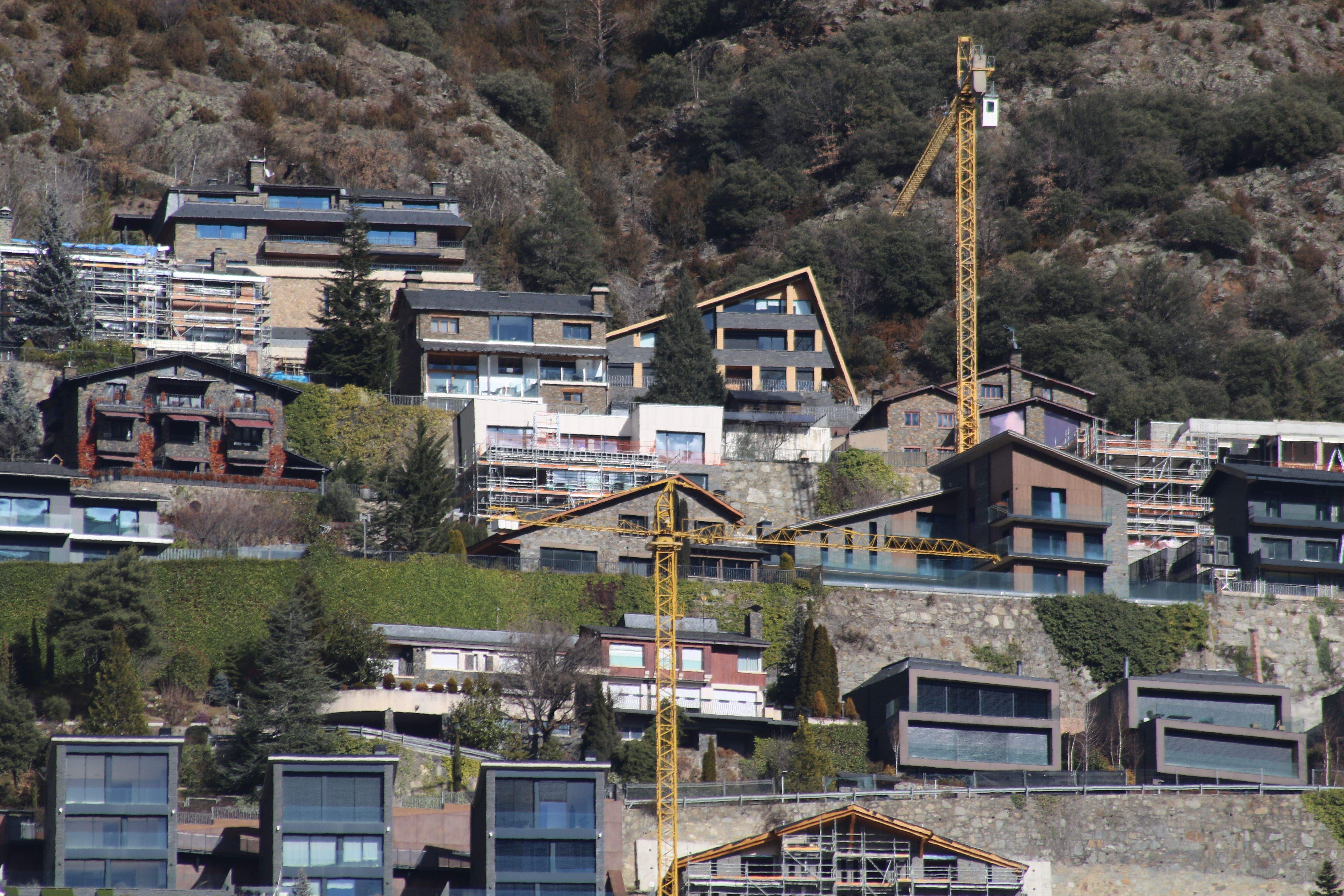 Dues grues lligades a projectes constructius a Escaldes. Dues grues lligades a projectes constructius a Escaldes.