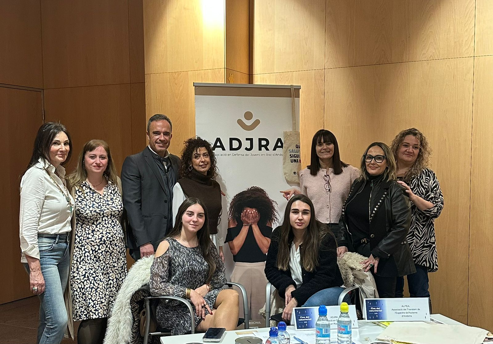 L'estand d'ADJRA amb la presència de la ministra i el secretari d'Estat.