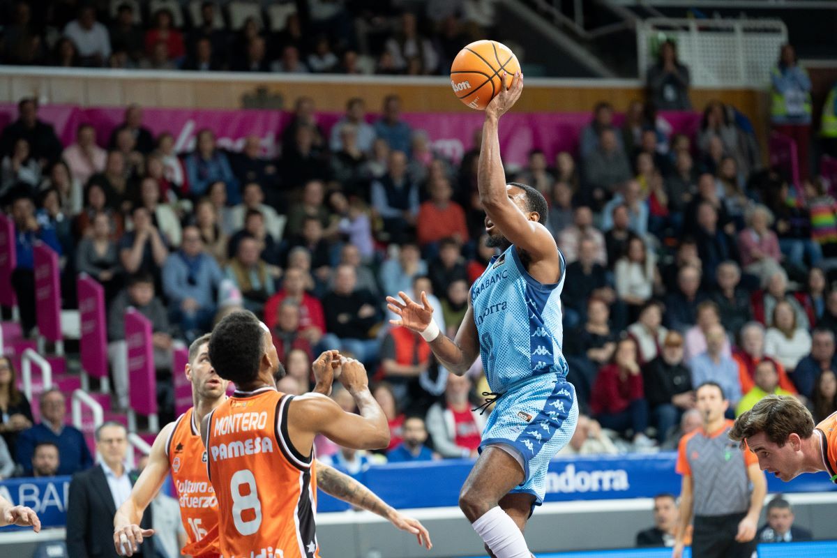 Jerrick Harding entra a cistella davant l'oposició de Jean Montero (86-84).