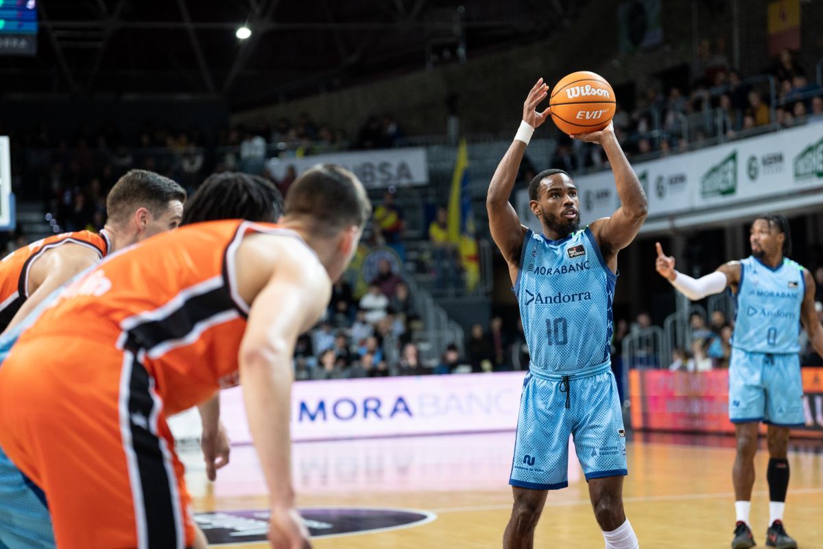 Harding, llança dos tirs lliures davant el València.