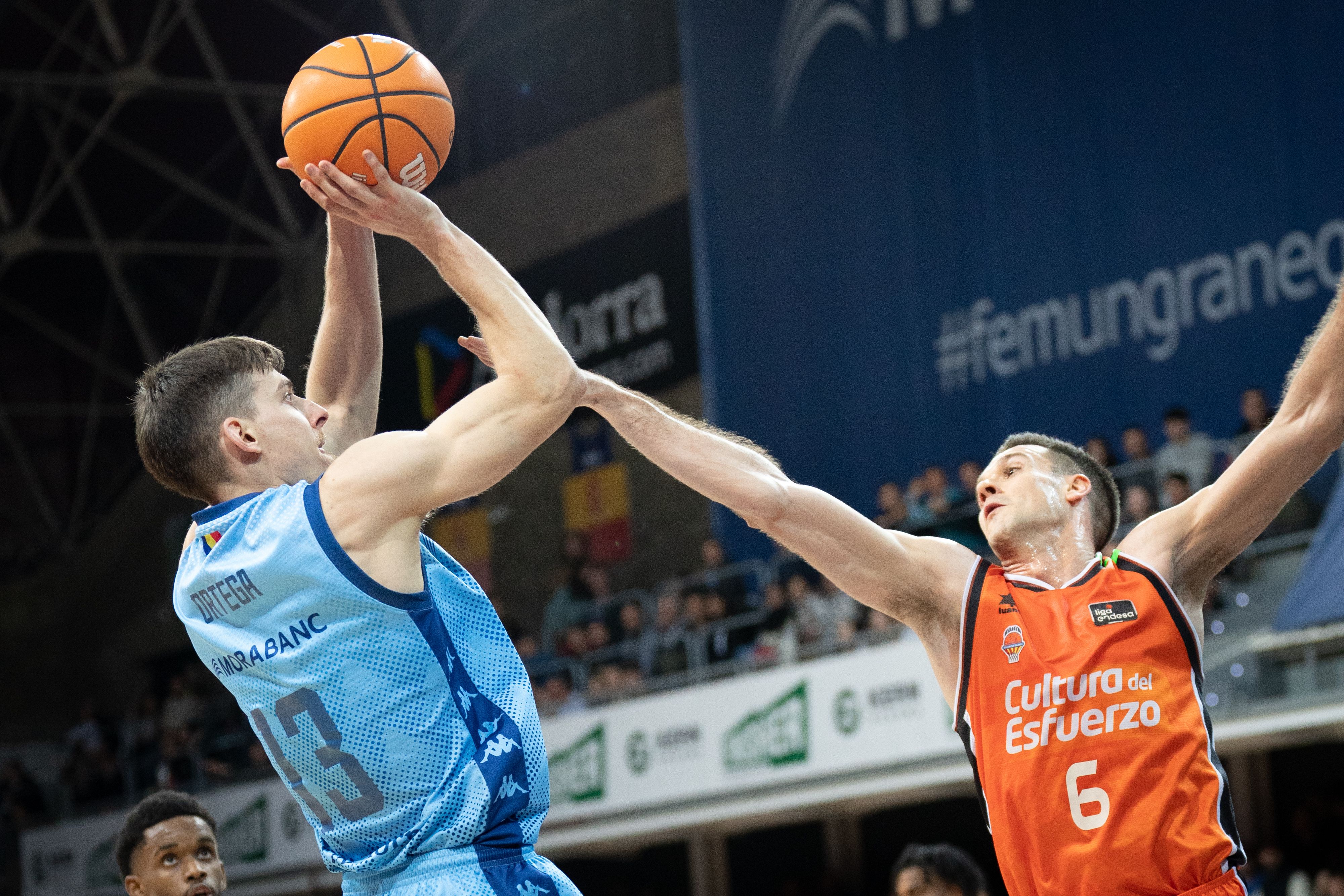 Ortega, davant l'oposició de López-Arostegui.