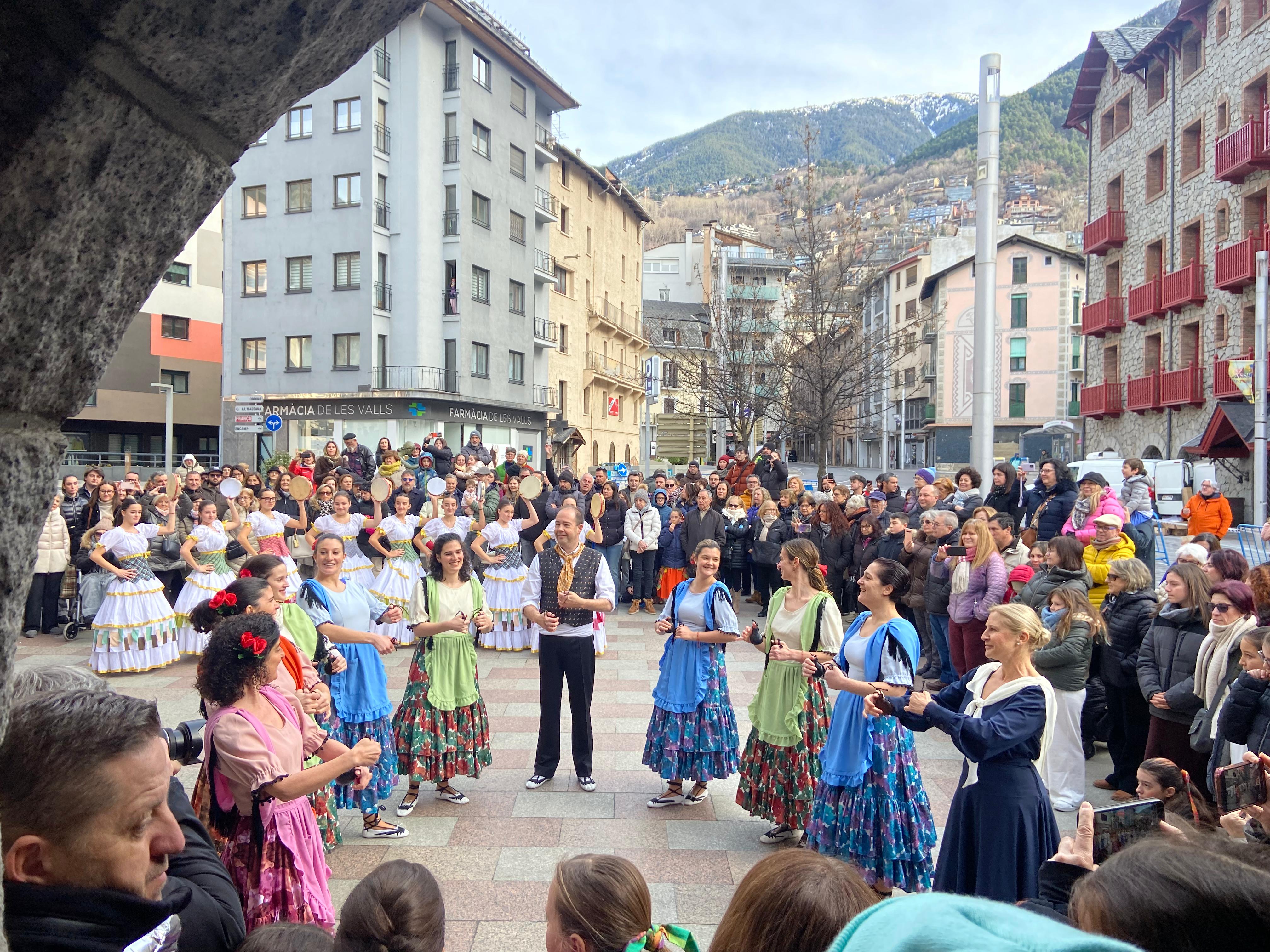 L'Esbart Santa Anna ha estat qui ha entretingut als postors enmig dels lots. 