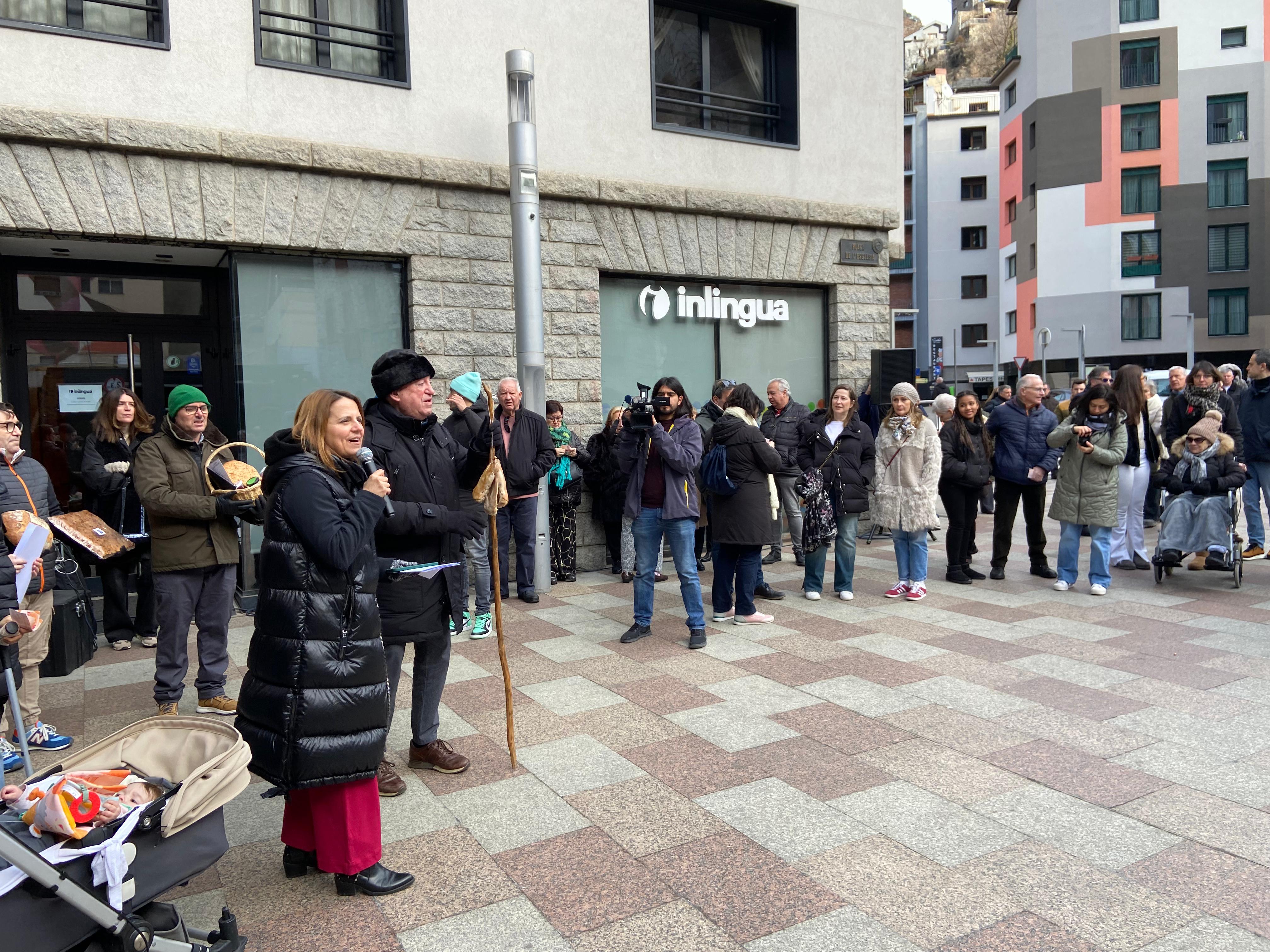 La cònsol major, Rosa Gili, explicant el procediment de la subhasta. La cònsol major, Rosa Gili, explicant el procediment de la subhasta.