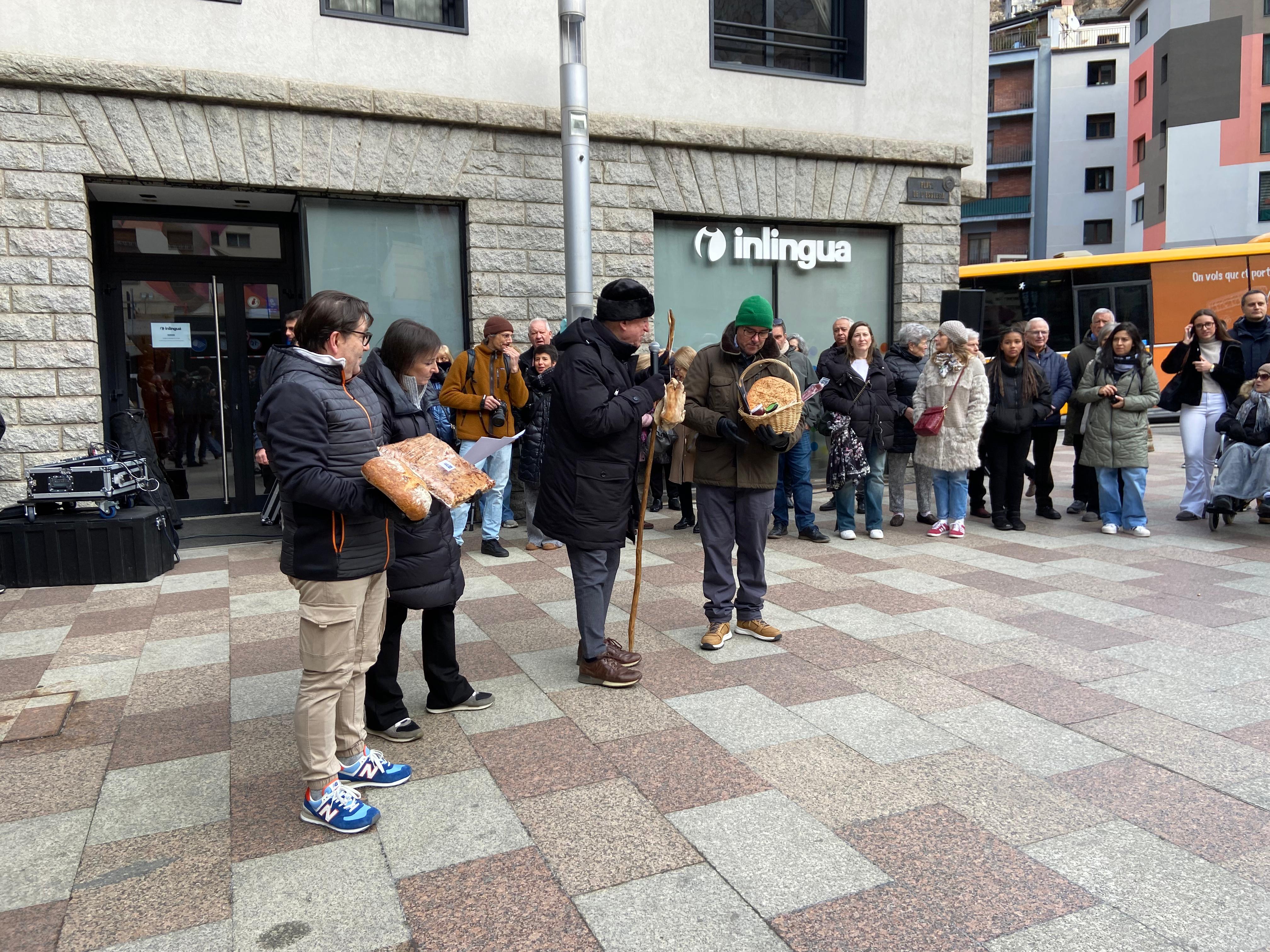 Vidal ha conduït el sorteig amb alegria, tot presentant en detall els lots a subhastar. Vidal ha conduït el sorteig amb alegria, tot presentant en detall els lots a subhastar.