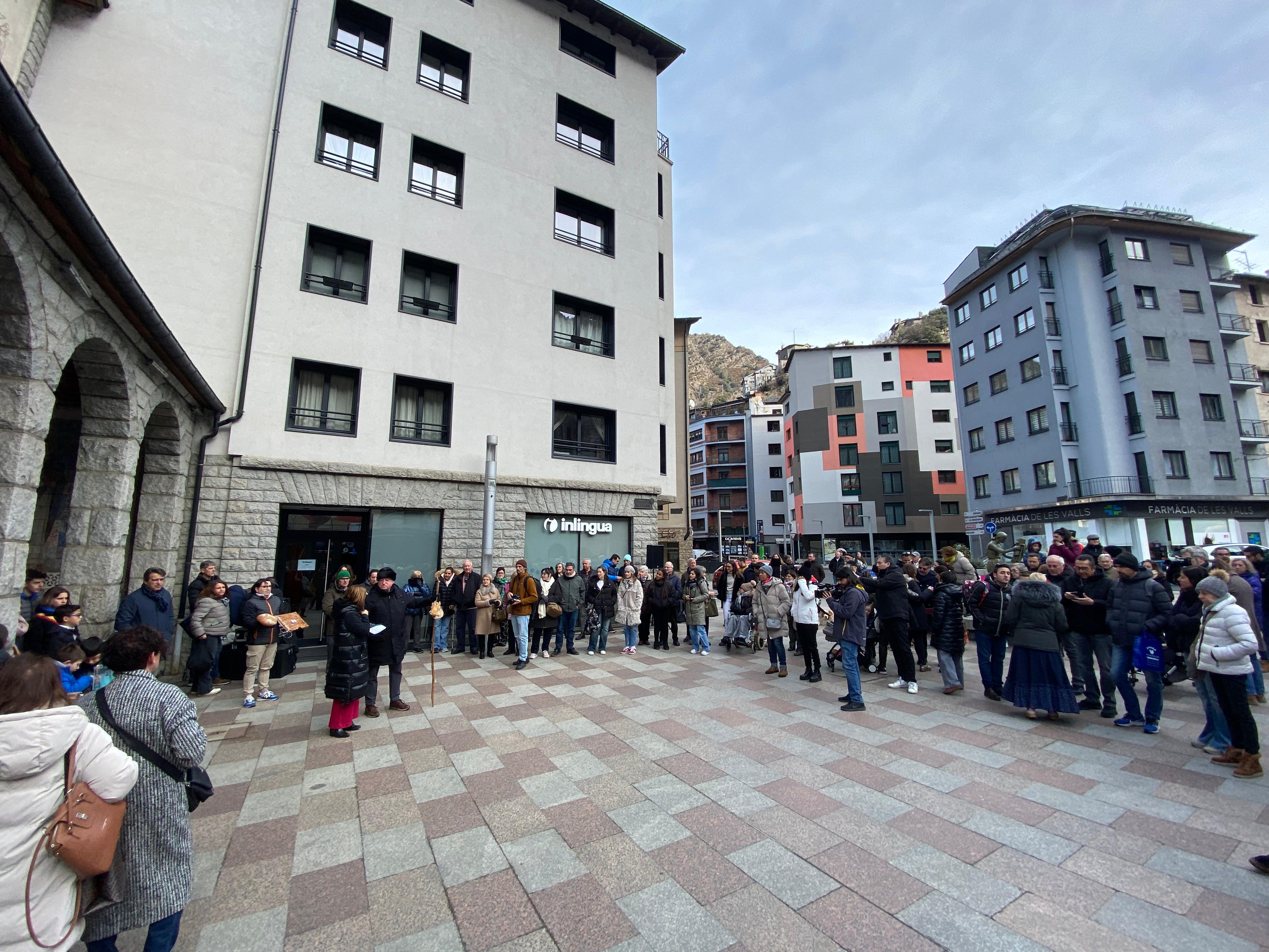Prop de cent persones s'han aplegat a la plaça de l'església de Sant Pere Màrtir. Prop de cent persones s'han aplegat a la plaça de l'església de Sant Pere Màrtir.
