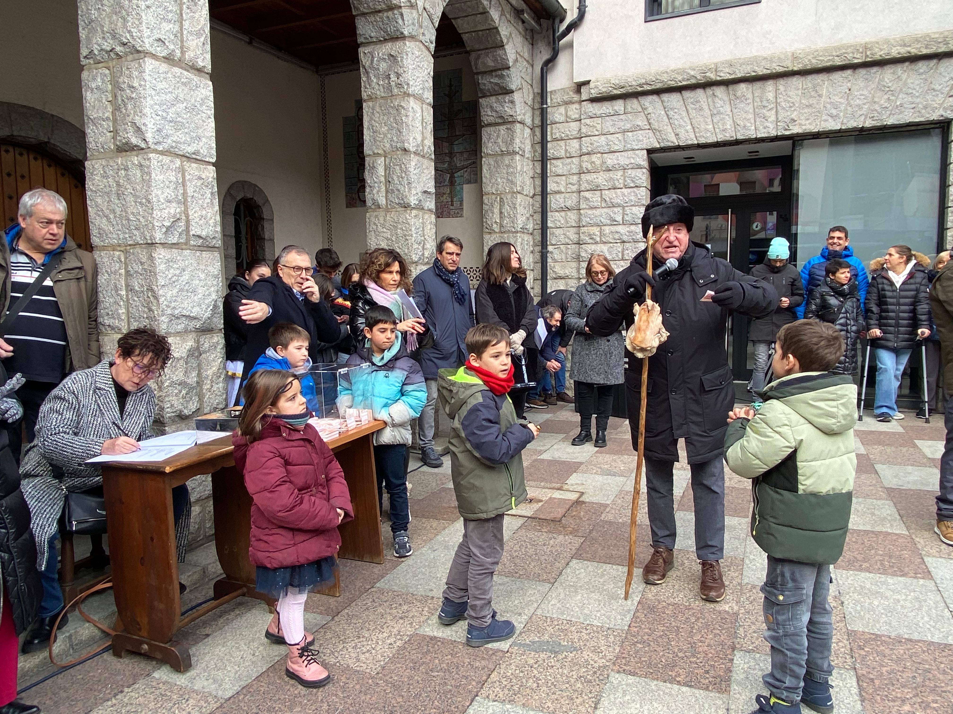 Els nens i nenes han estat les mans innocents del sorteig davant la presència de les autoritats i el pubillatge.. Els nens i nenes han estat les mans innocents del sorteig davant la presència de les autoritats i el pubillatge..