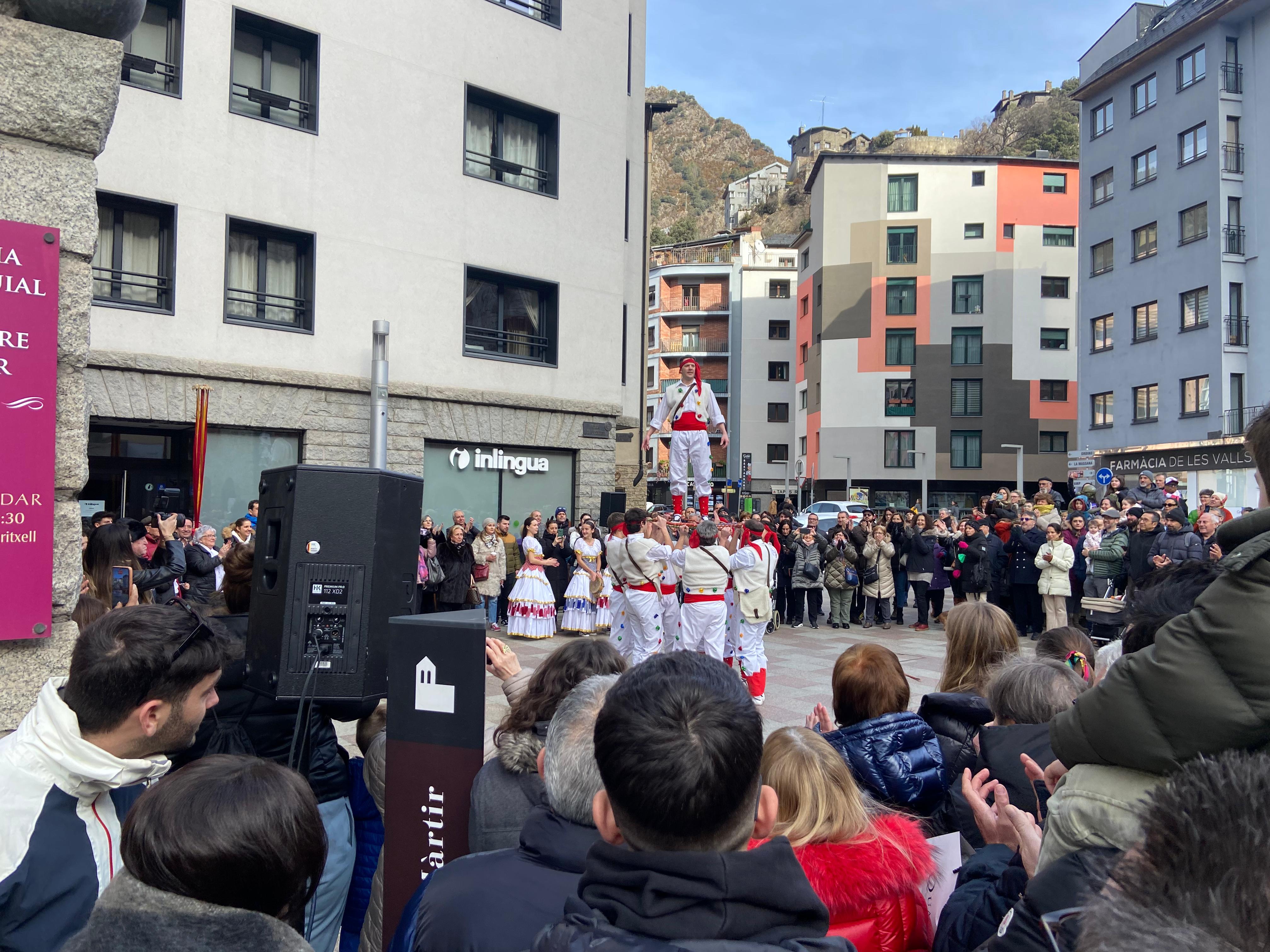 L'Esbart també s'ha atrevit amb els castells. L'Esbart també s'ha atrevit amb els castells.