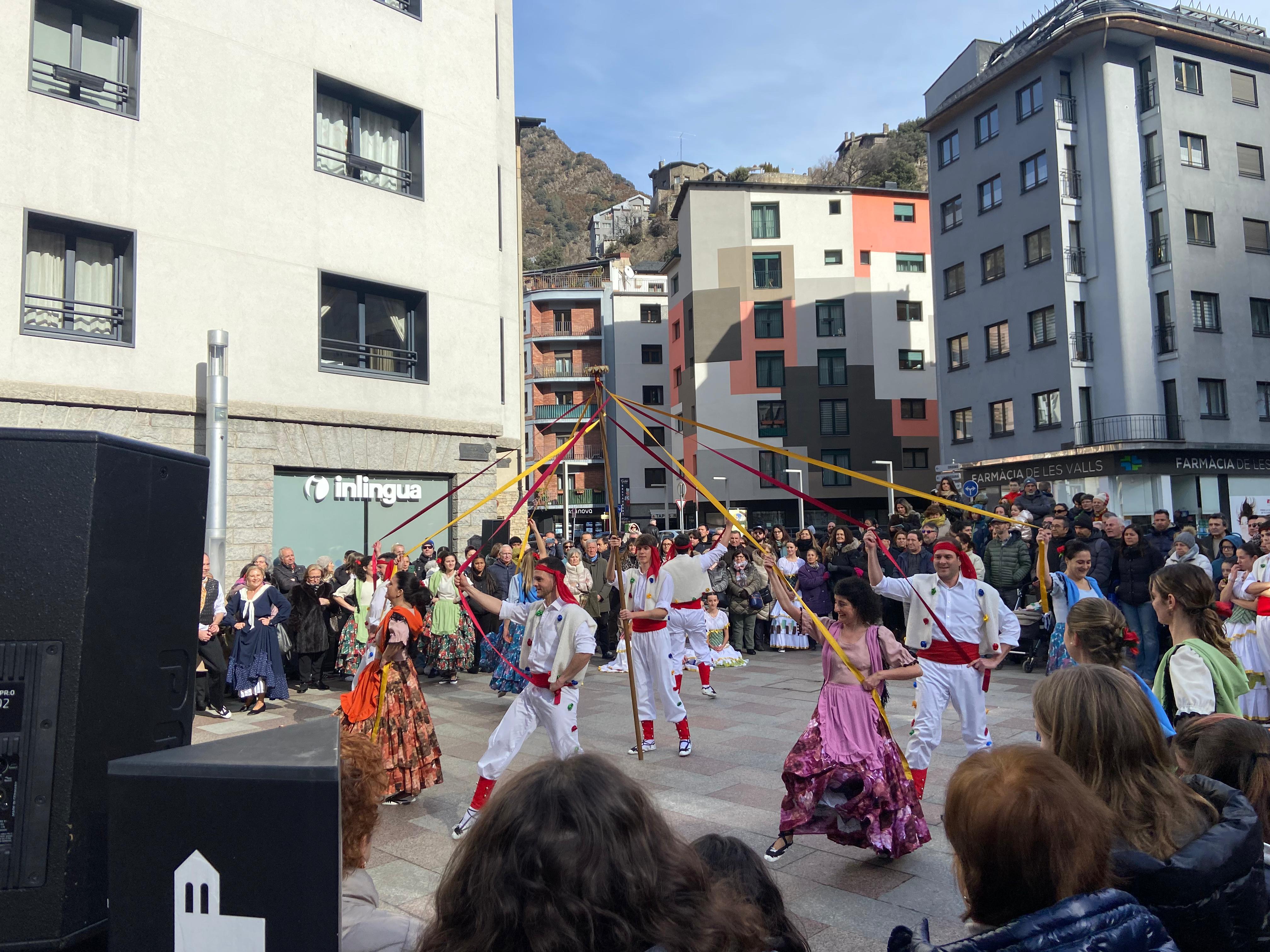 El ball de cintes, una altra de les danses tradicionals. El ball de cintes, una altra de les danses tradicionals.