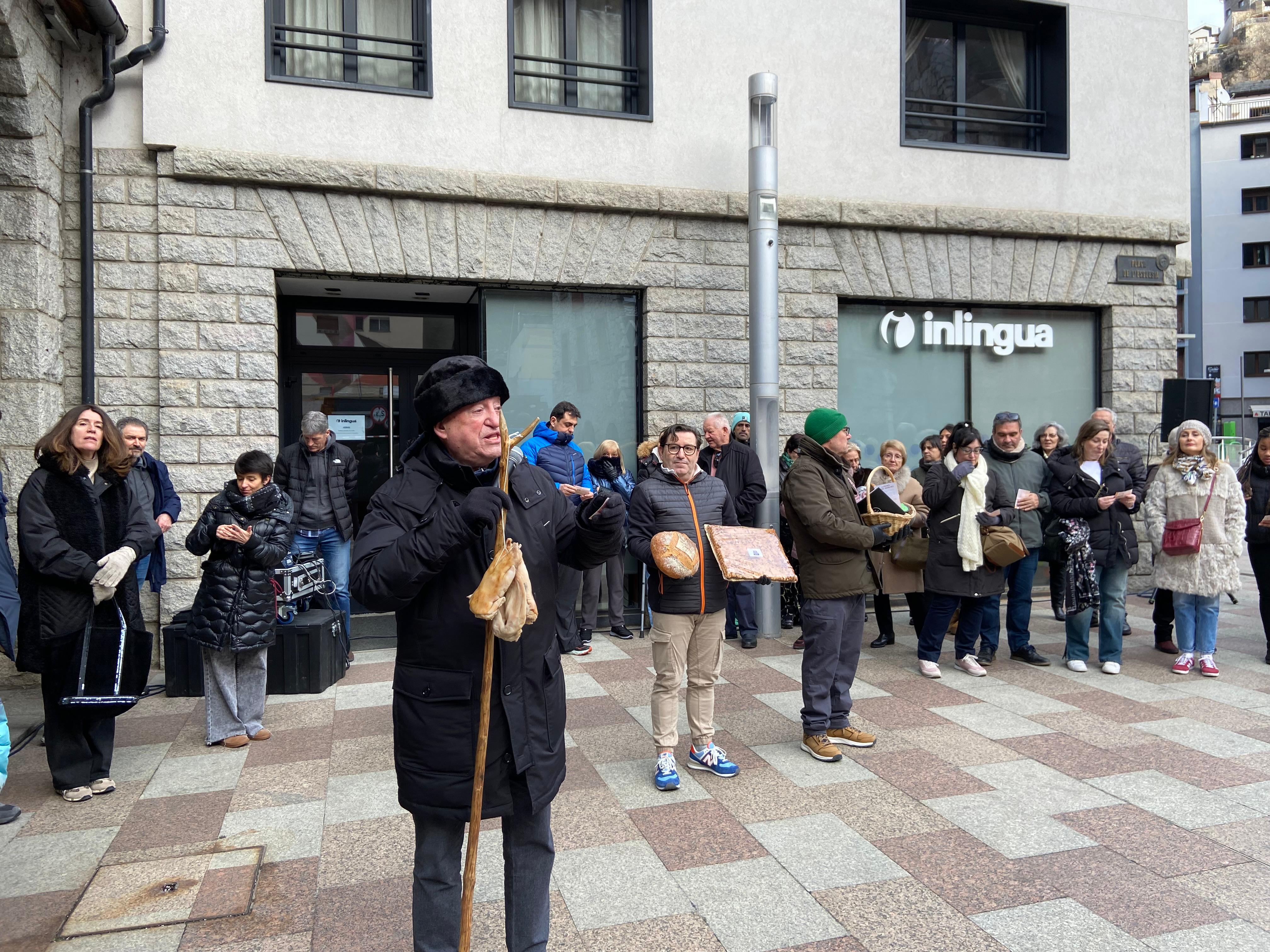 L'incansable Antoni Vidal, recitant un dels seus poemes. L'incansable Antoni Vidal, recitant un dels seus poemes.