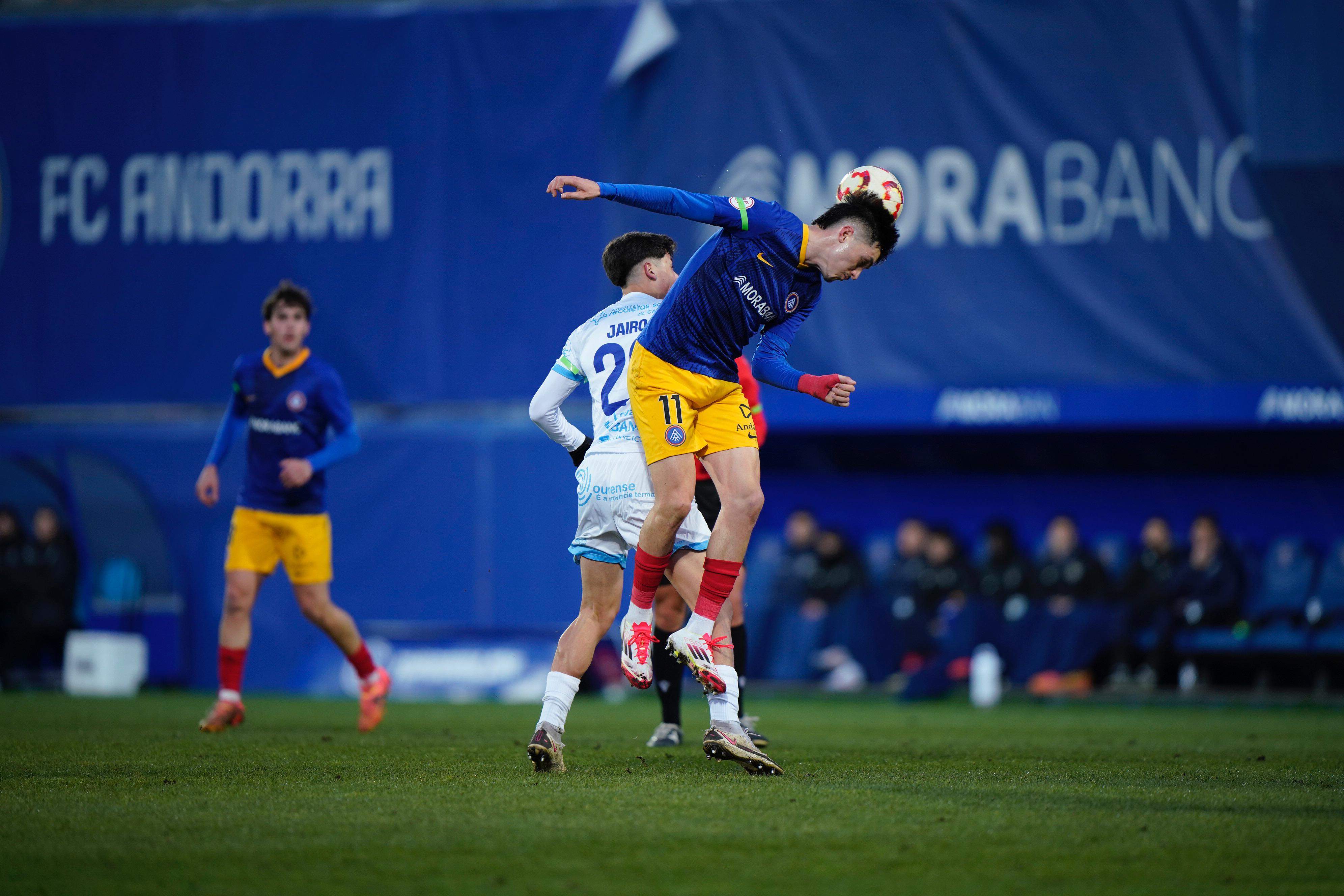 Lauti, lluitant una pilota aèria amb un jugador de l'Ourense.