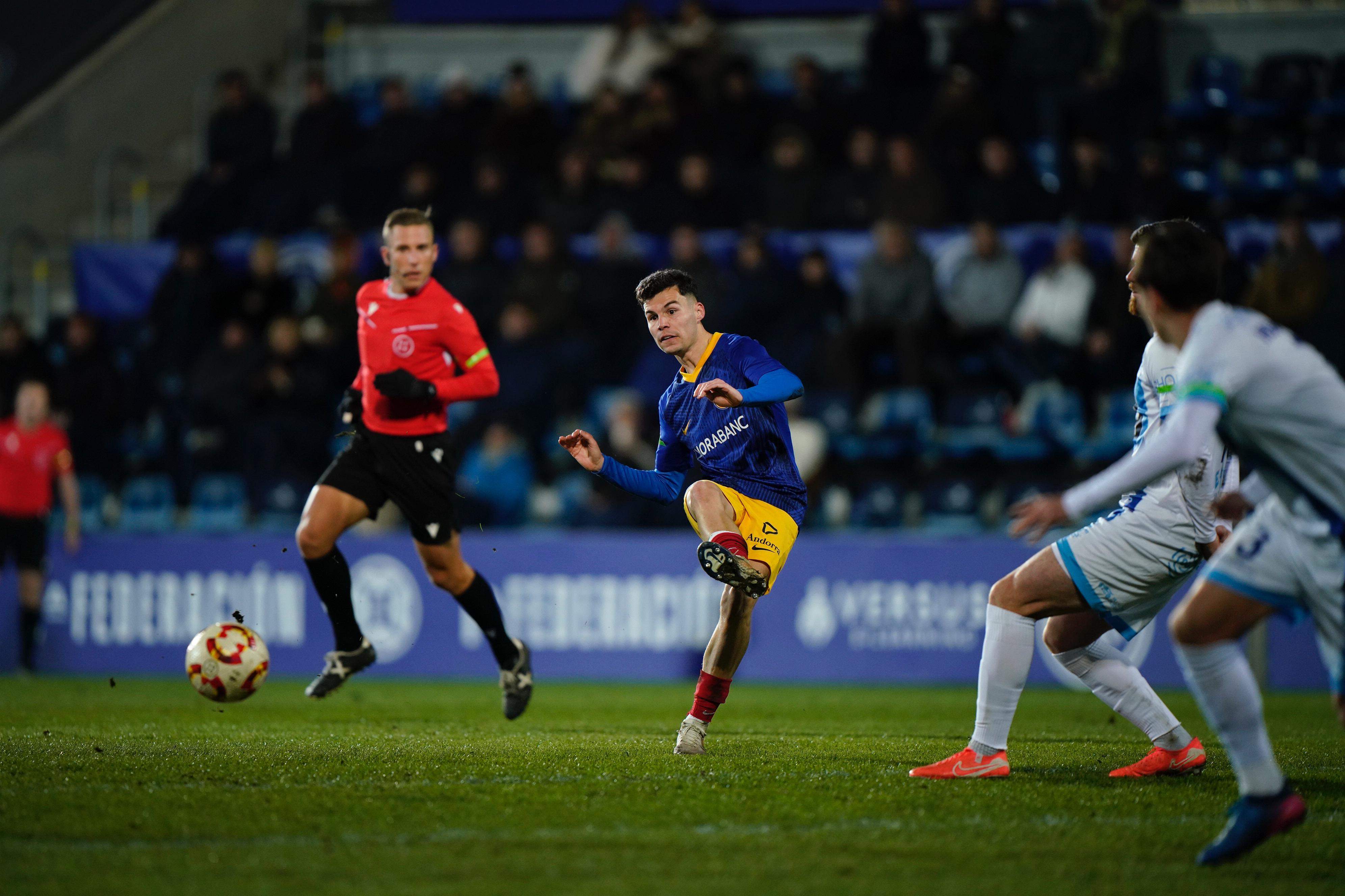 Luismi Redondo filtra una passada davant la defensa gallega. Luismi Redondo filtra una passada davant la defensa gallega.