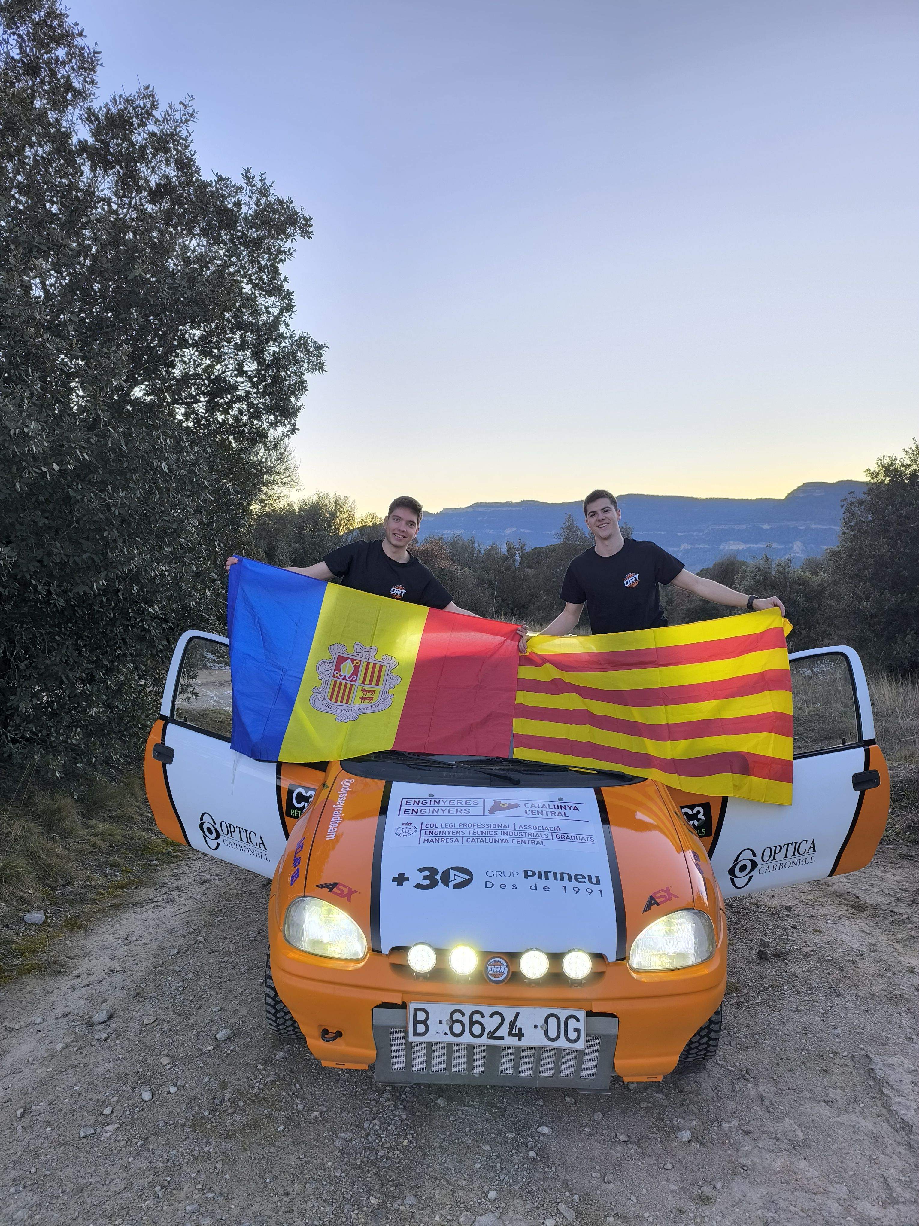 Els dos participants de l'UniRaid, amb les banderes d'Andorra i Catalunya.