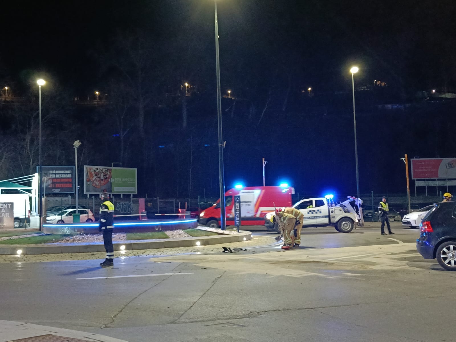 L'ambulància marxa cap a l'hospital mentre els bombers netegen la calçada. L'ambulància marxa cap a l'hospital mentre els bombers netegen la calçada.