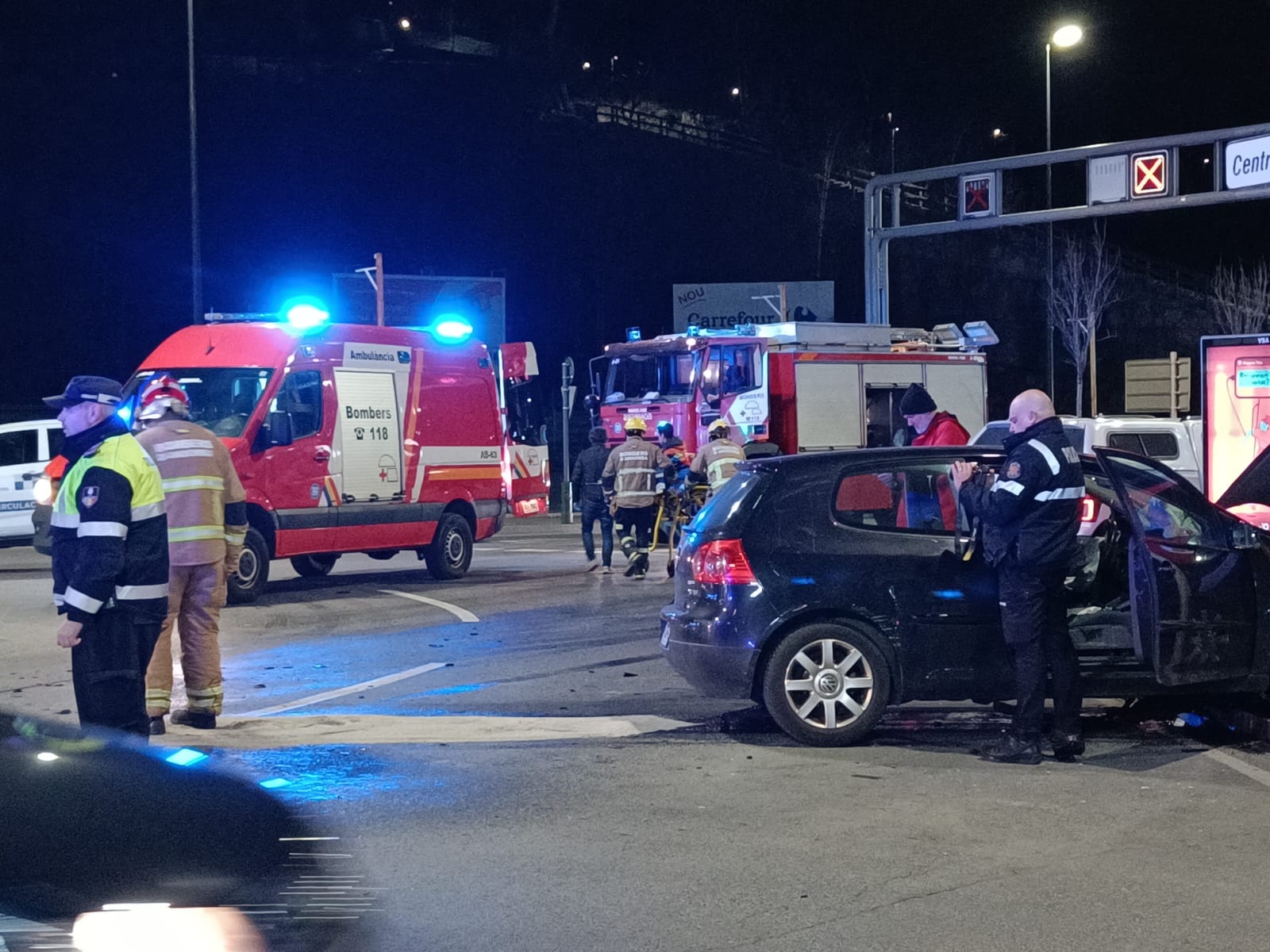 Els bombers traslladant el conductor cap a l'ambulància. Els bombers traslladant el conductor cap a l'ambulància.