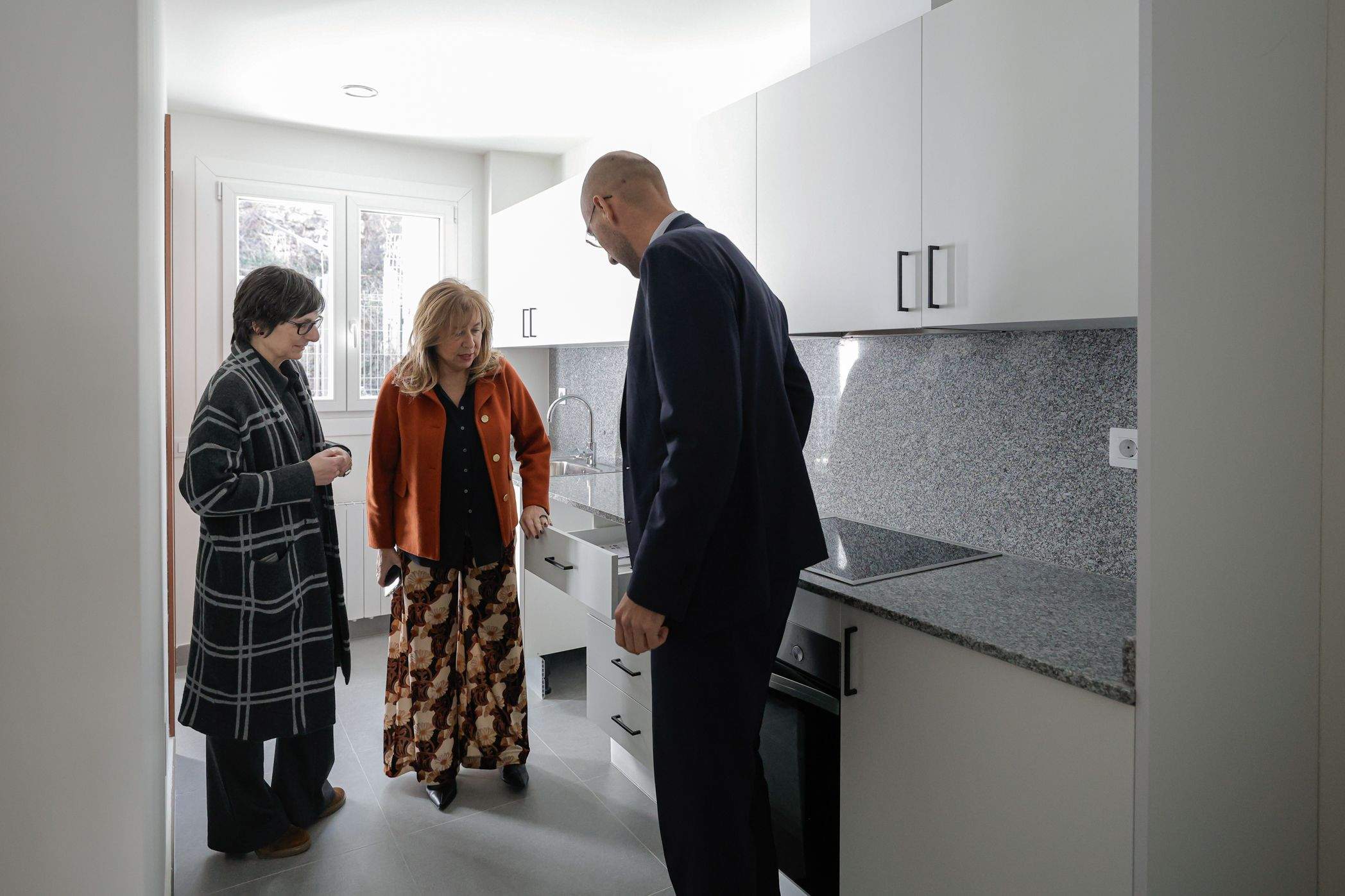 La ministra, el secretari d'Estat i la directora de l'INH observant els detalls d'un dels habitatges de Sant Julià.