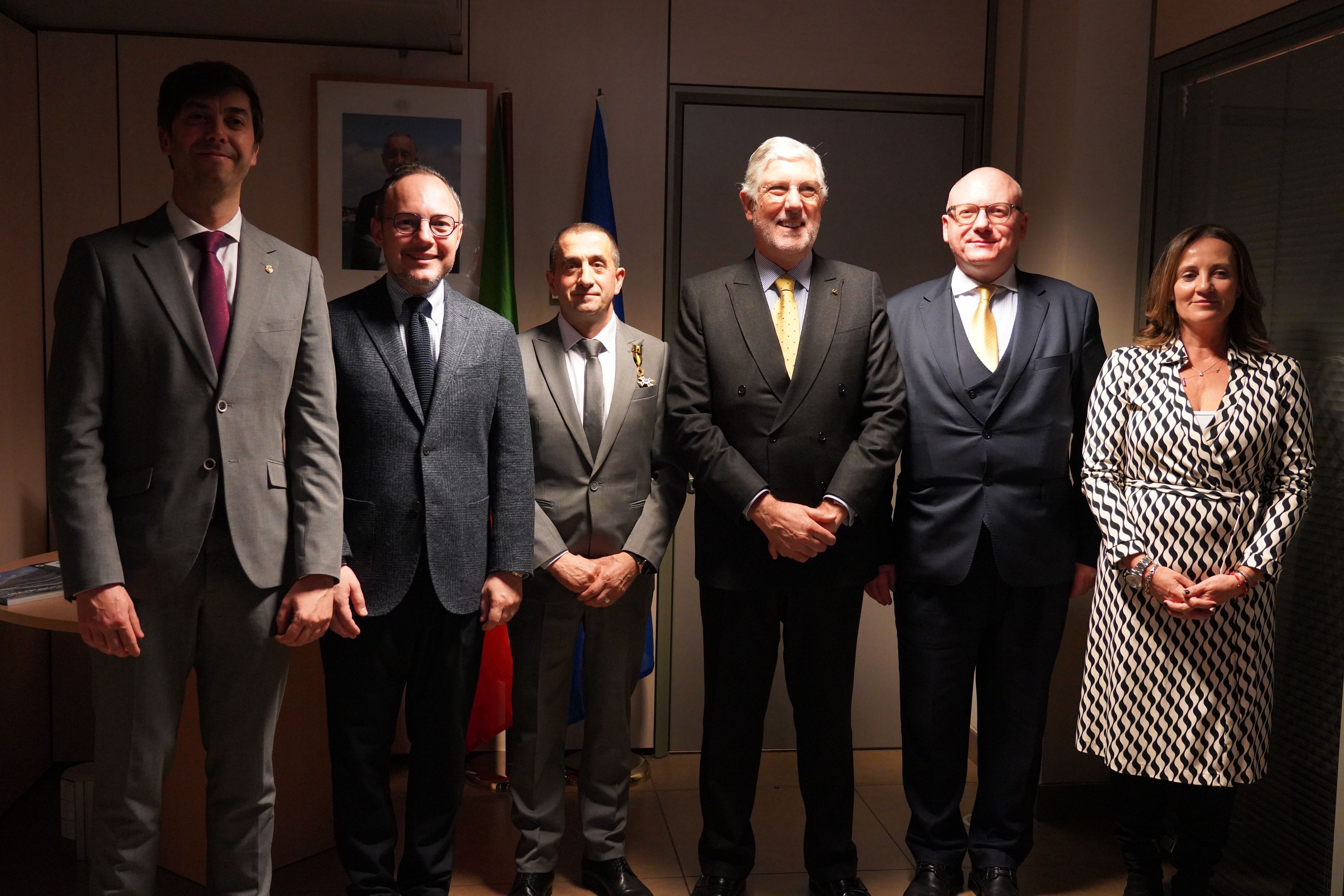 Una foto de família de les autoritats presents. Una foto de família de les autoritats presents.