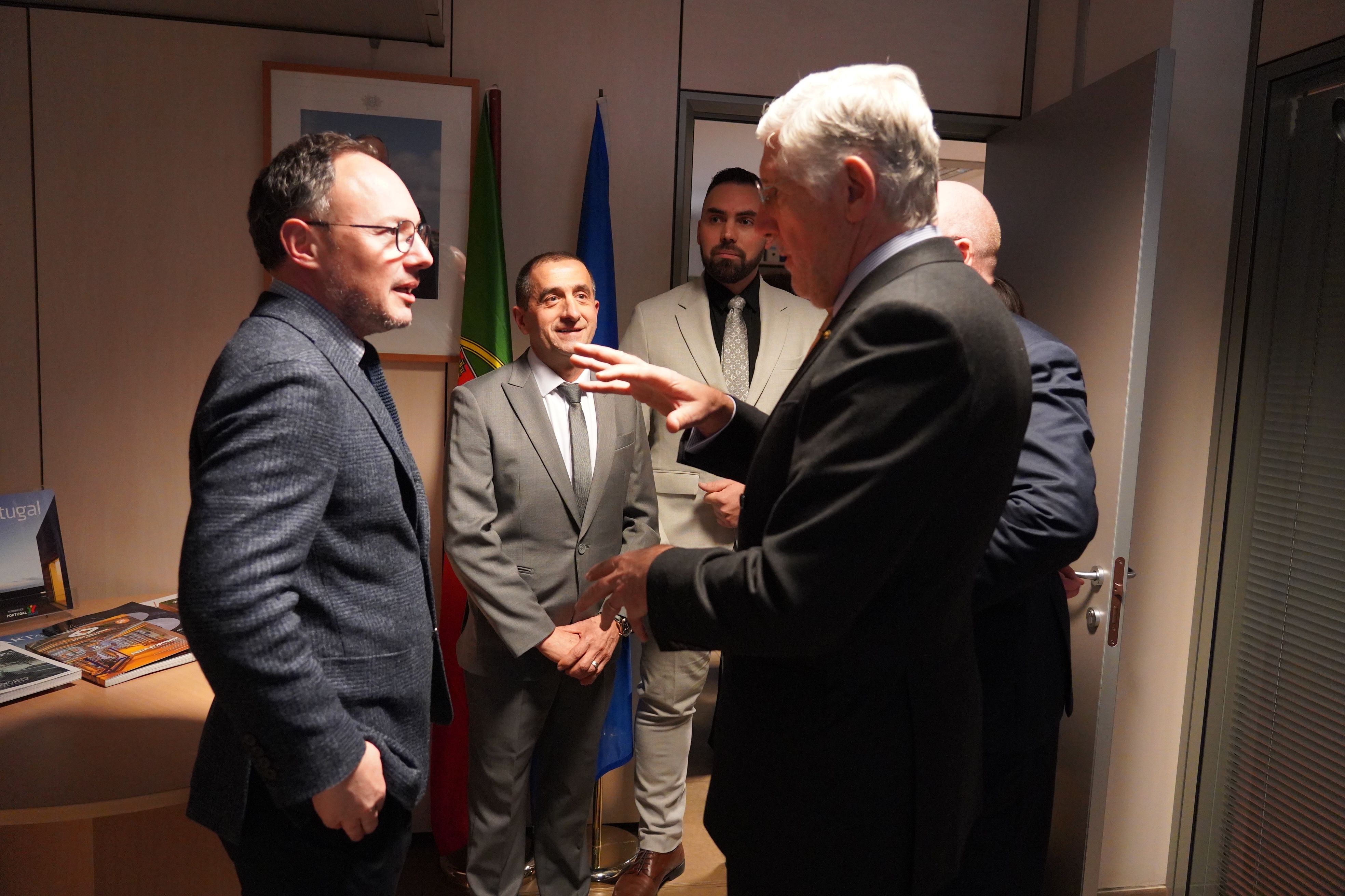 Xavier Espot xerrant amb l'ambaixador portuguès, que tanca etapa a Andorra. Xavier Espot xerrant amb l'ambaixador portuguès, que tanca etapa a Andorra.