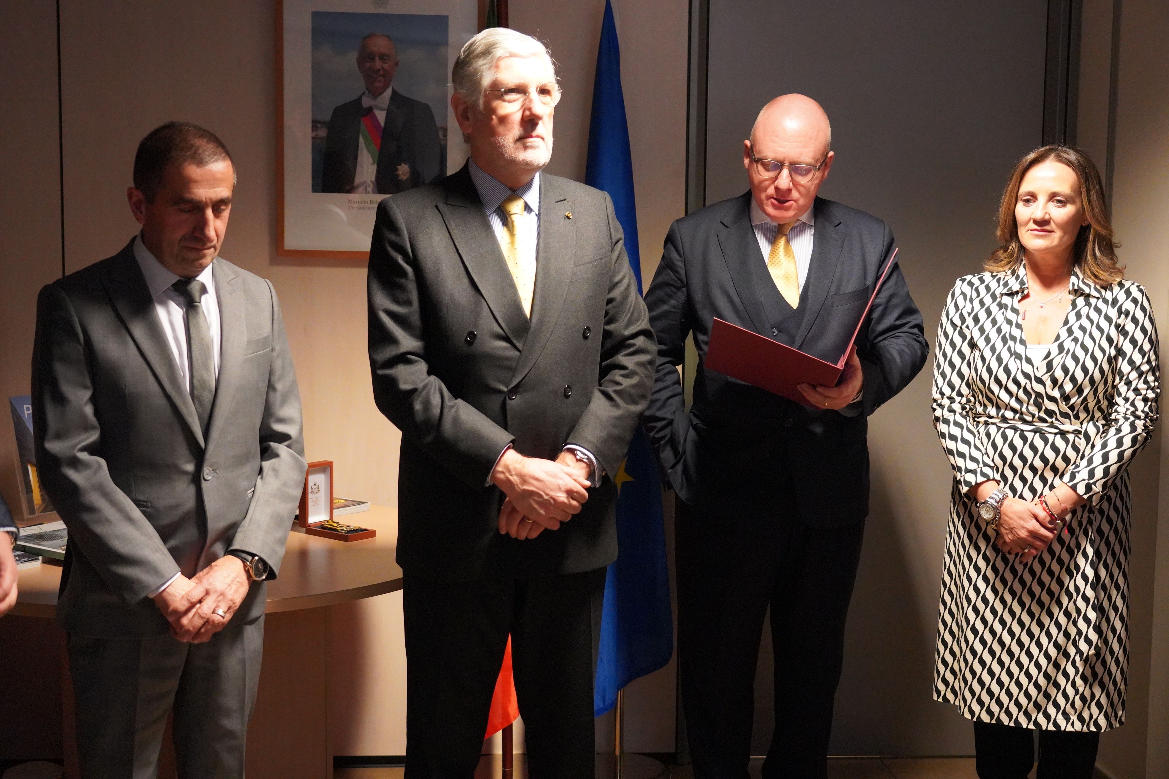 Lectura del decret de condecoració per part del cònsol general de Portugal. Lectura del decret de condecoració per part del cònsol general de Portugal.