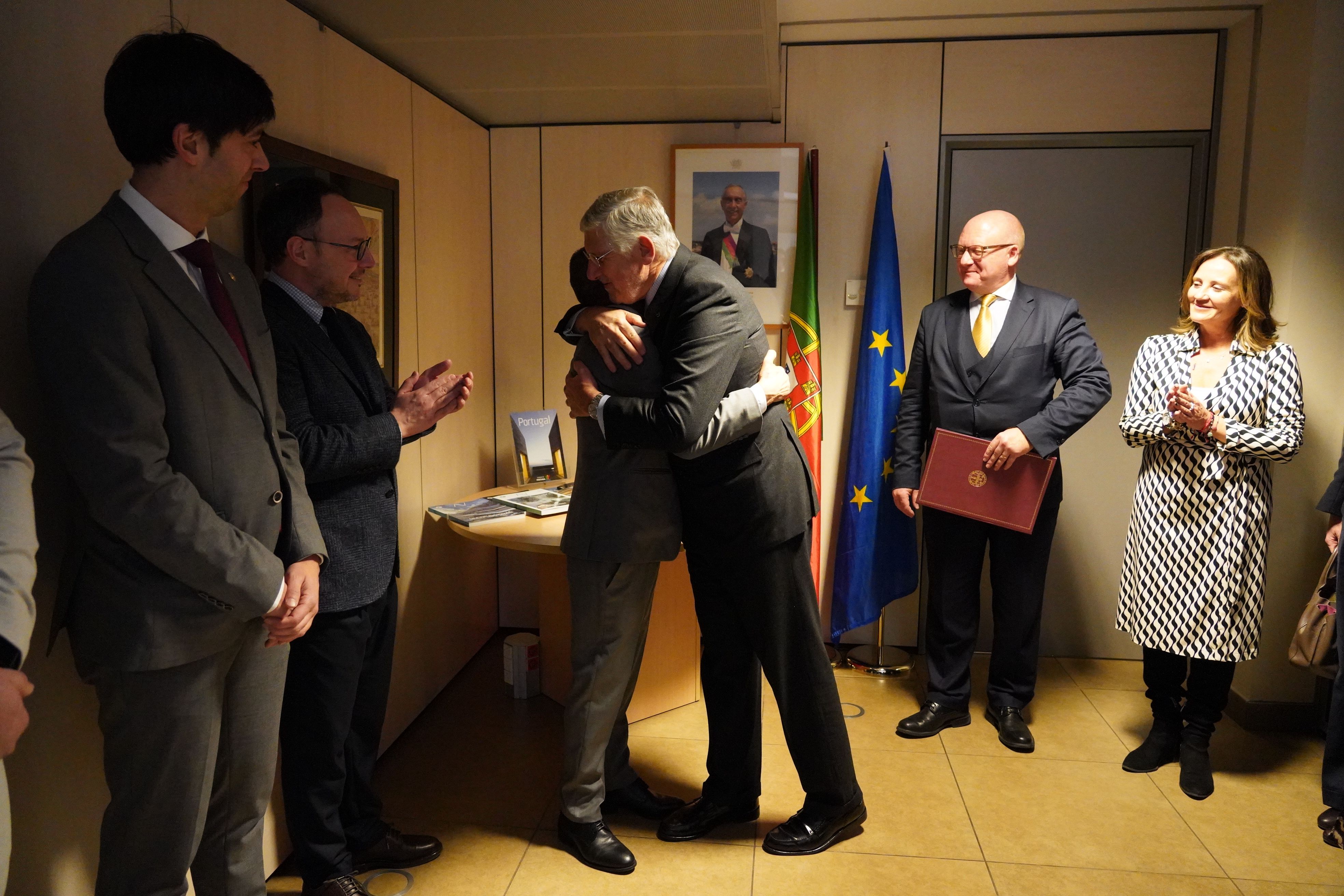 Abraçada entre l'ambaixador i el cònsol honorari. Abraçada entre l'ambaixador i el cònsol honorari.