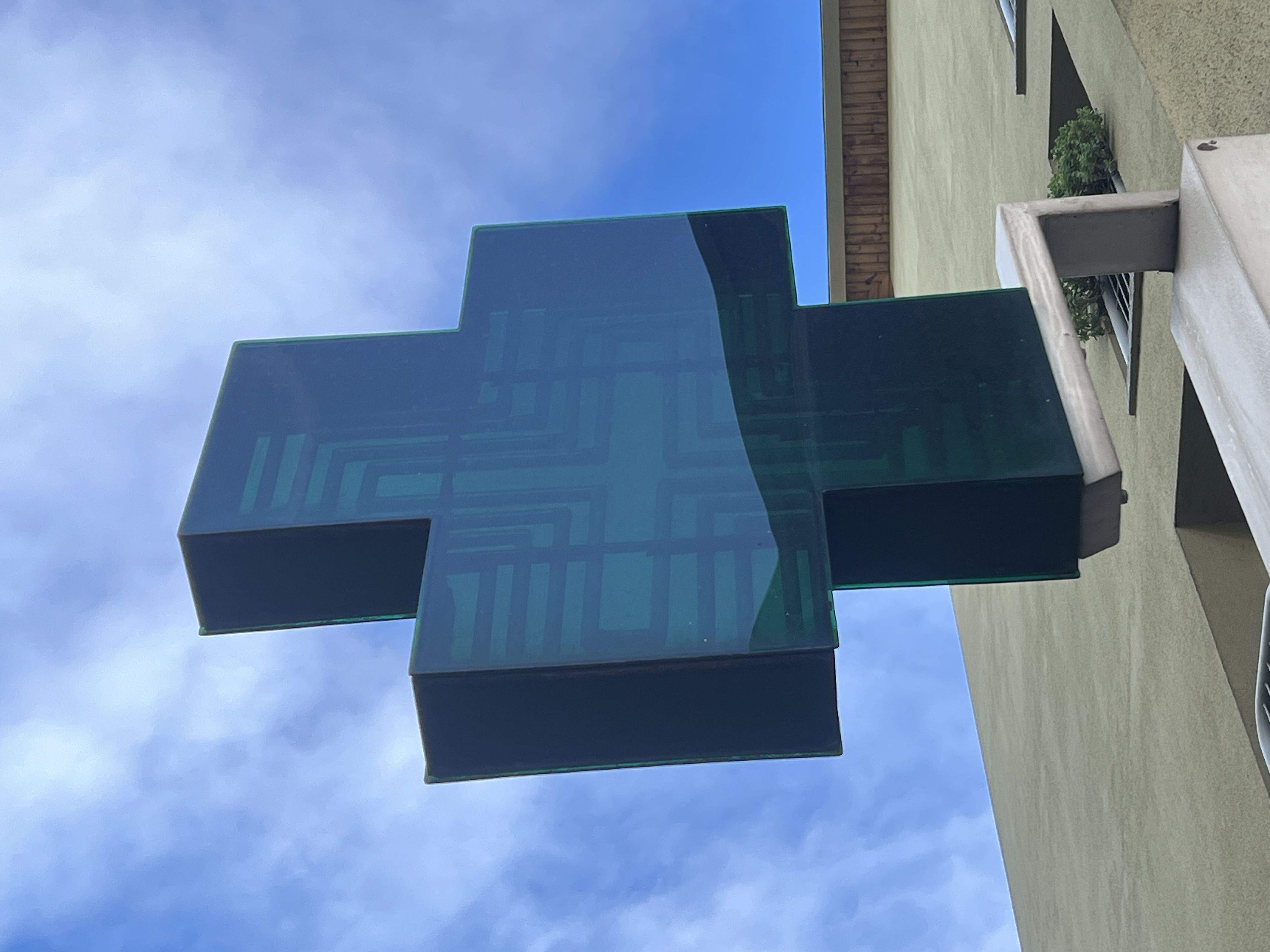 Rètol lluminós d'una farmàcia.