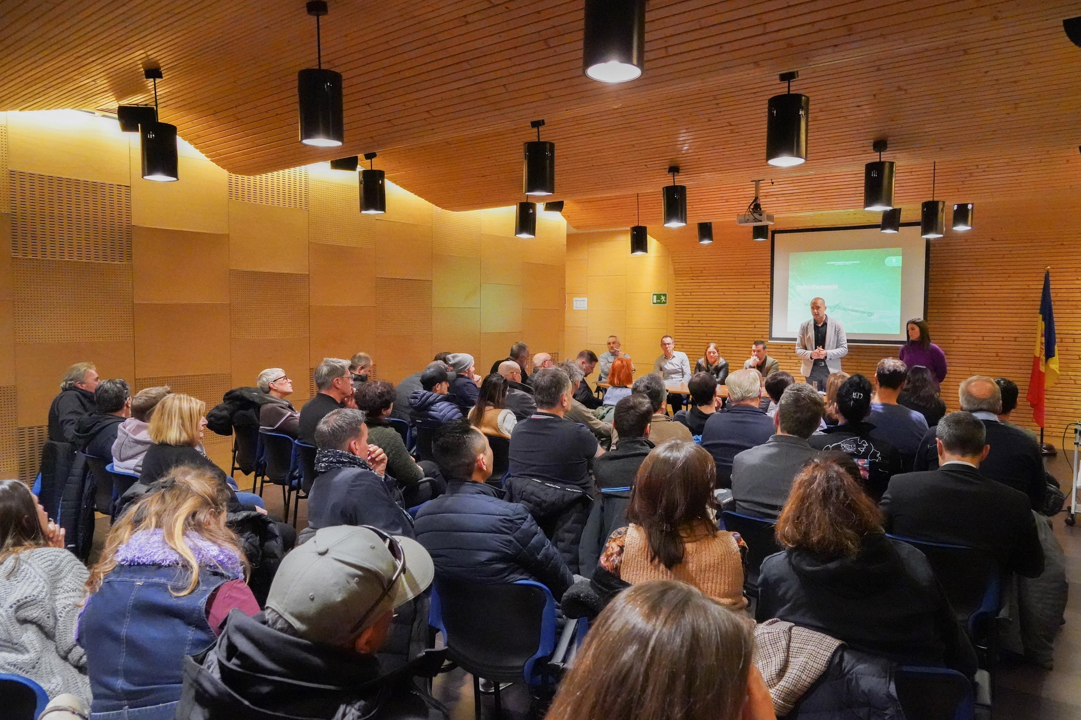 Una de les reunions celebrades amb propietaris, veïns i empresaris, Una de les reunions celebrades amb propietaris, veïns i empresaris,