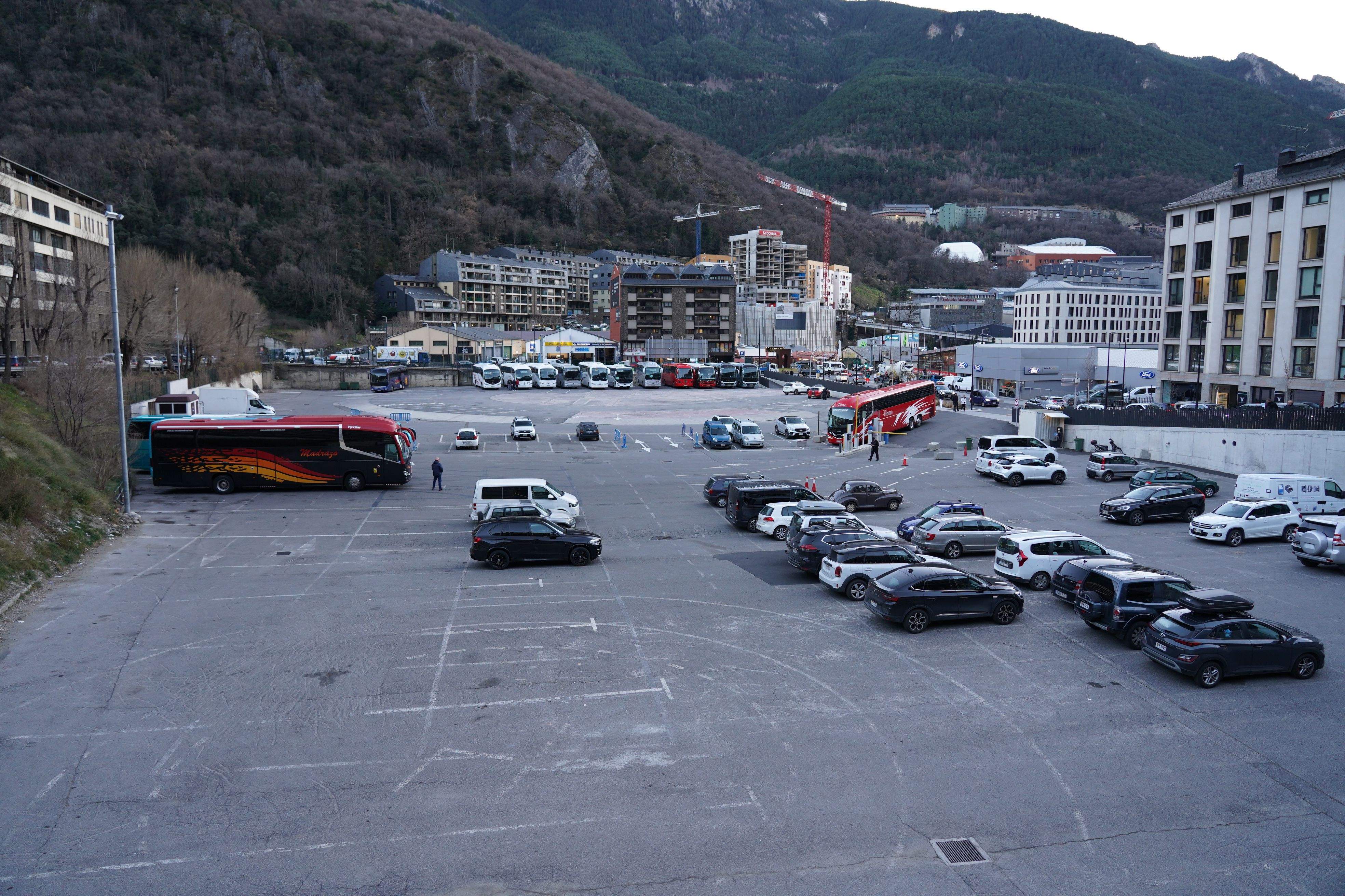 L'aparcament de Prada Casadet avui acull autobusos i cotxes.
