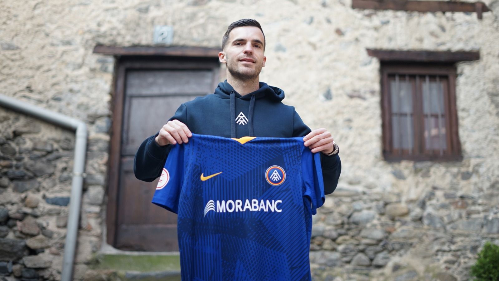 Manel Royo durant la seva presentació amb la samarreta de l'FC Andorra.