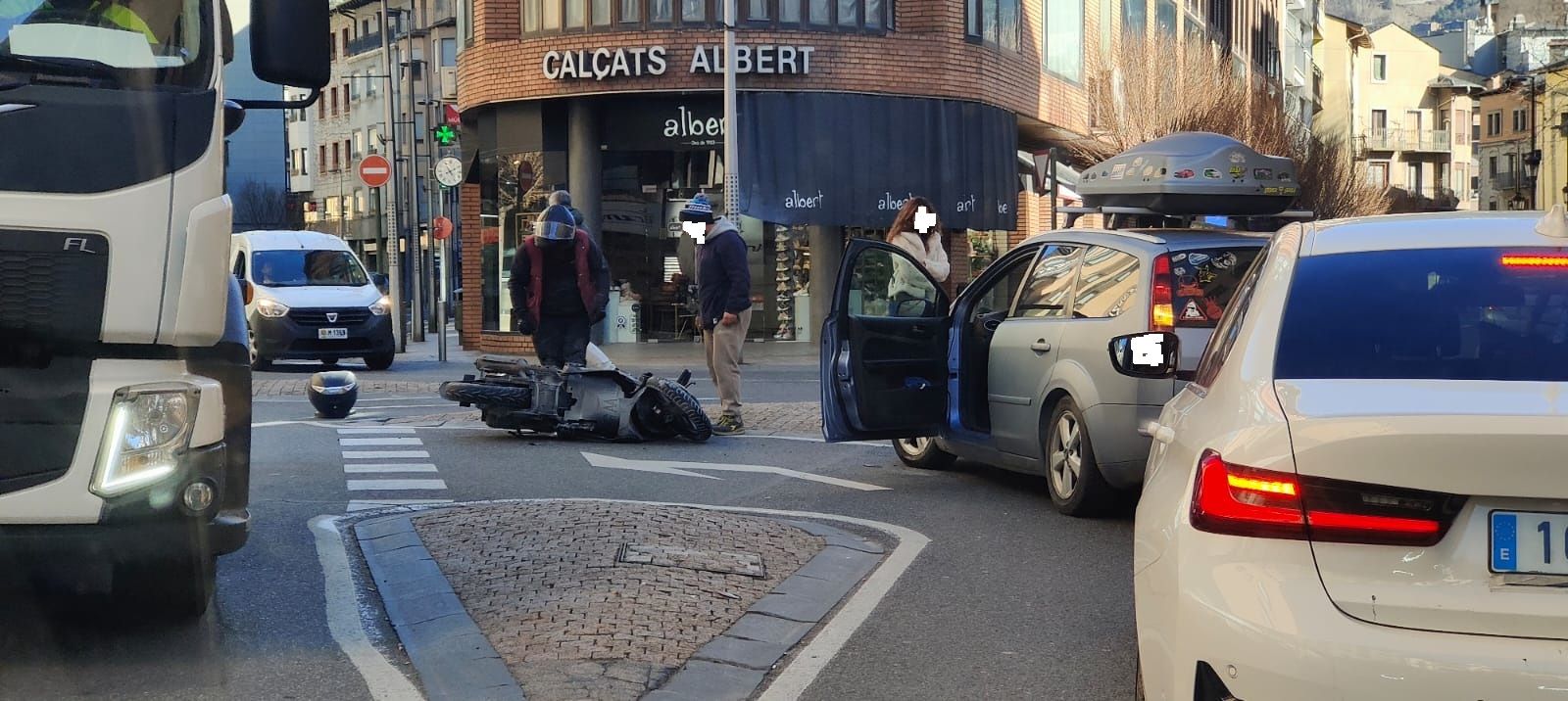 L'accident entre un turisme i una moto a l'avinguda Príncep Benlloch.