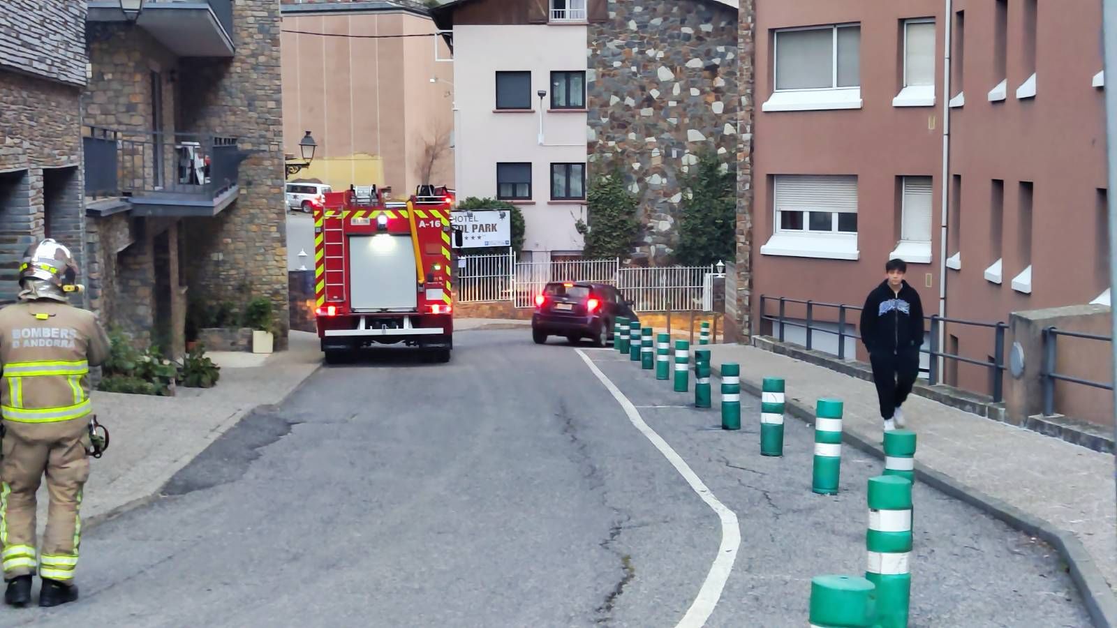 Els vehicles dels bombers a l'entorn de l'edifici El Solà. 