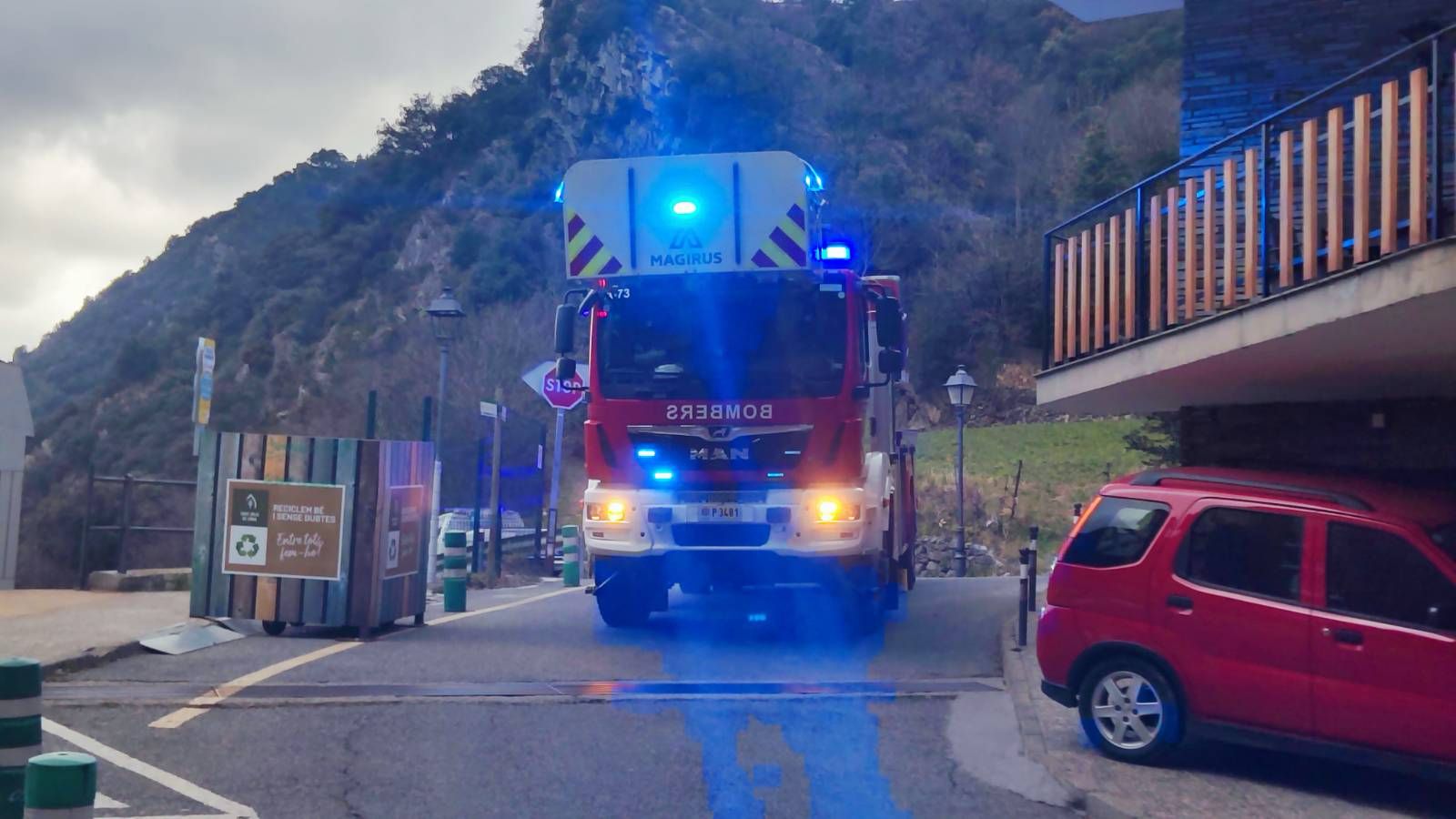 Els vehicles dels bombers a l'entorn de l'edifici El Solà. La portaveu del Sindicat, Rebeca Bonache.