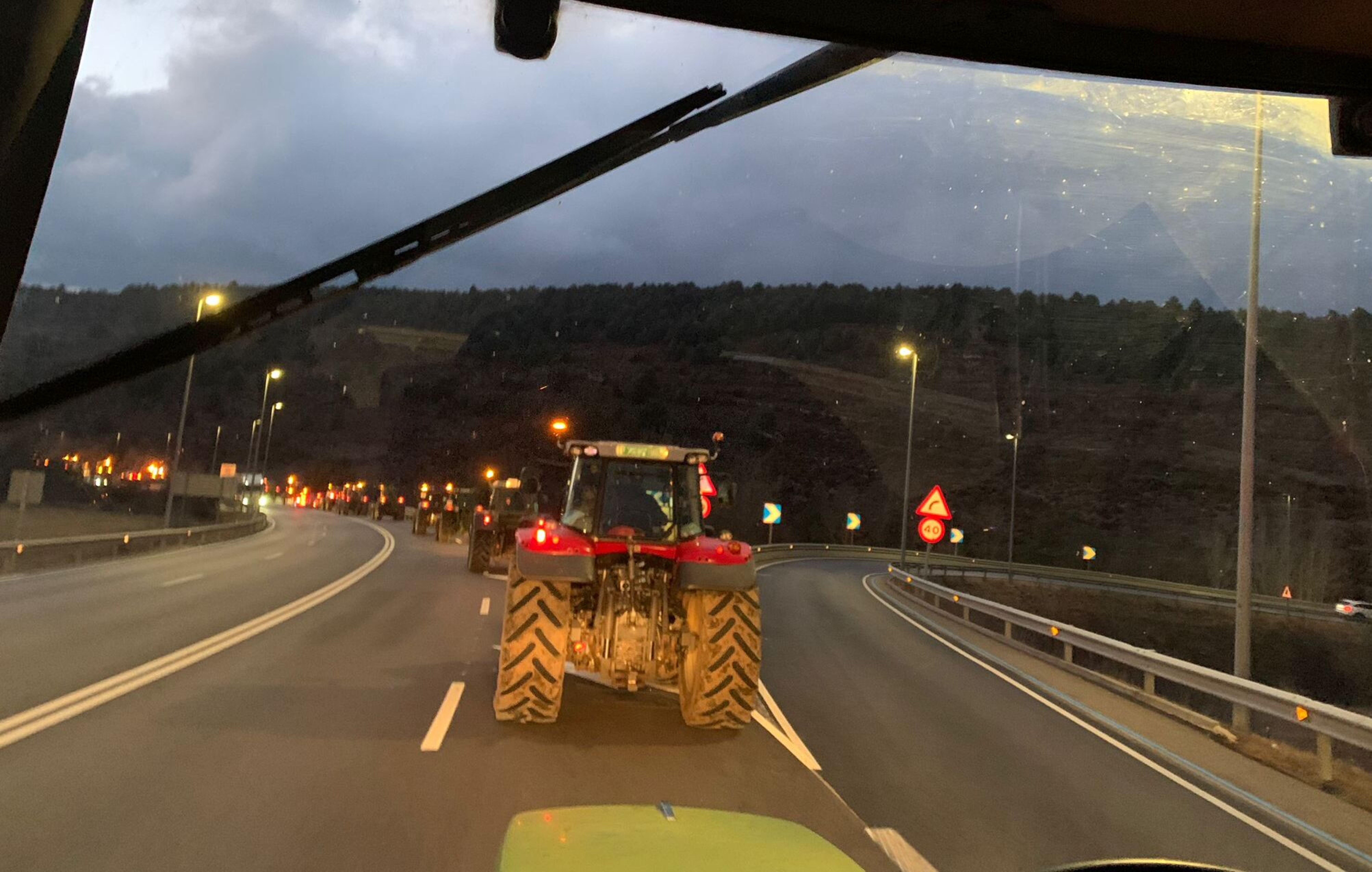 La caravana de tactors des d'un dels vehicles agrícoles.