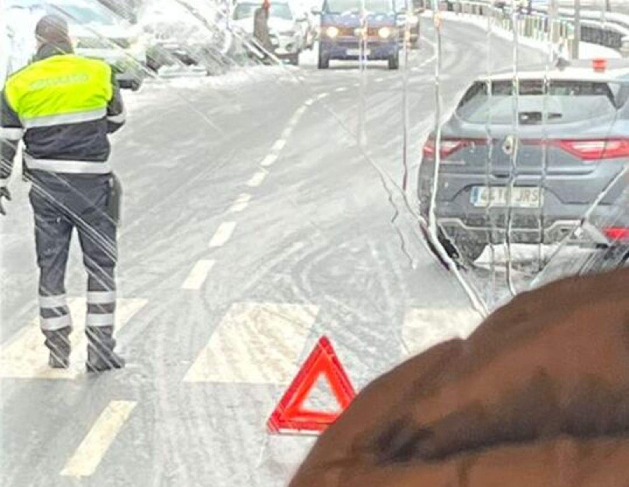 Zona de l'accident amb els agents de circulació sobre el terreny.