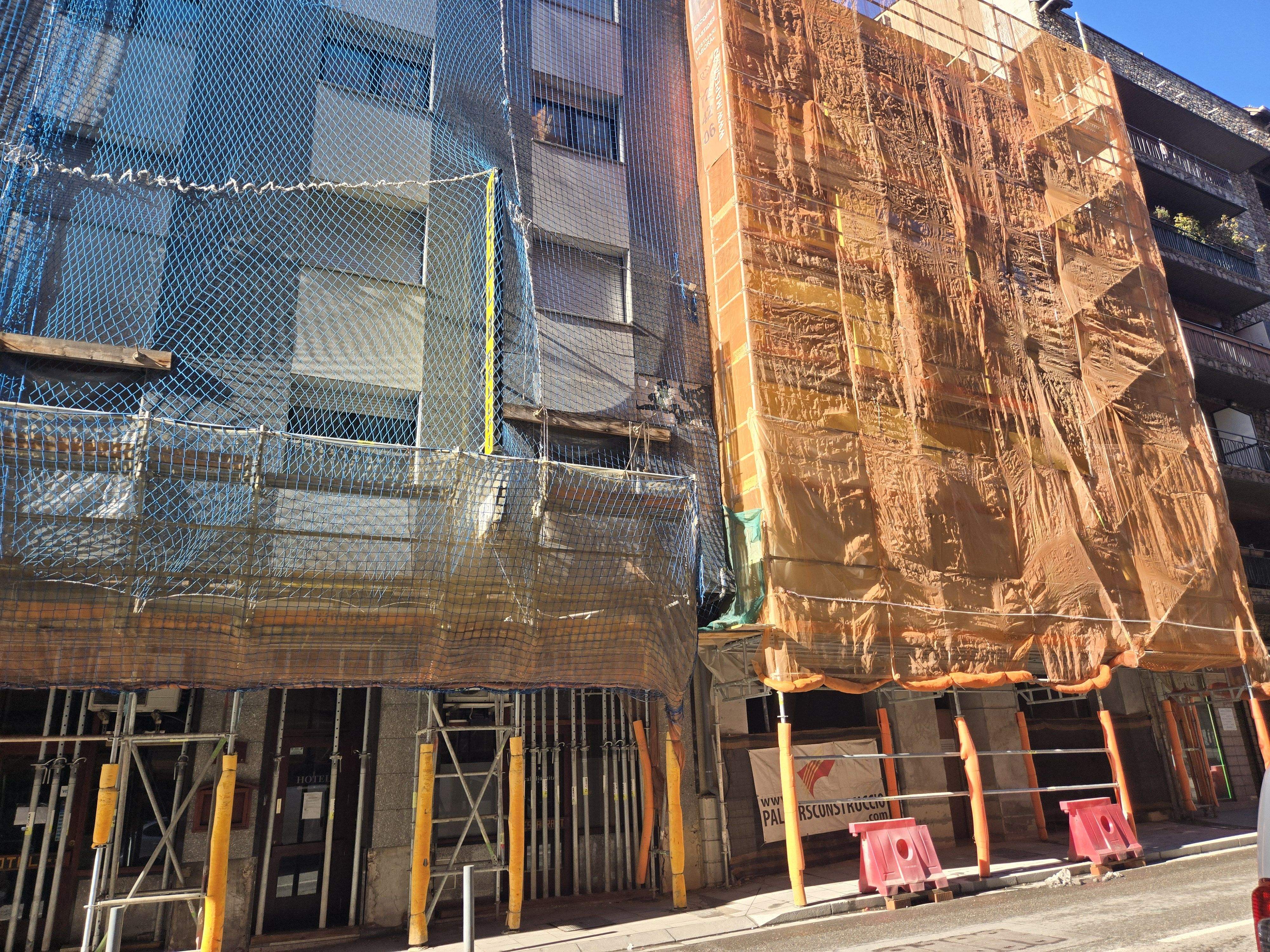 L'estat actual de les obres de l'edifici situat a l'avinguda Santa Coloma, 28.