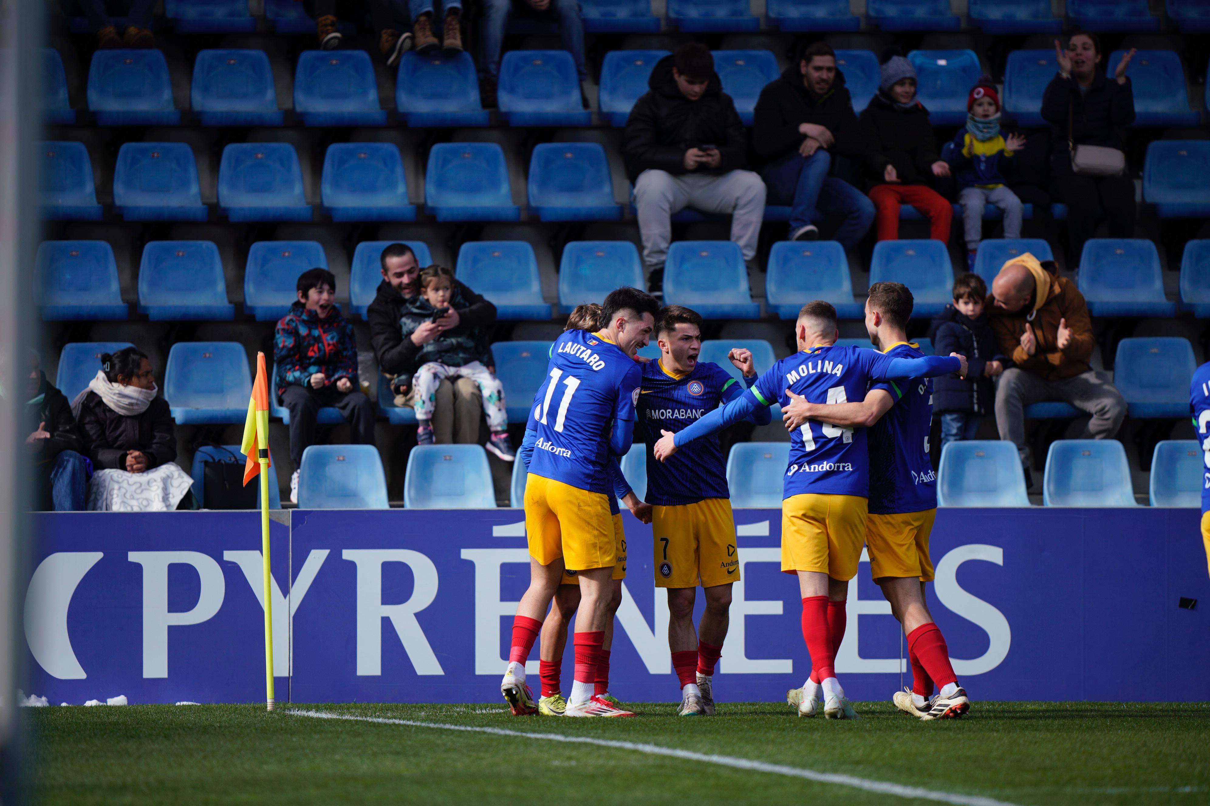 Els tricolors, celebrant el primer gol de Josep Cerdà.