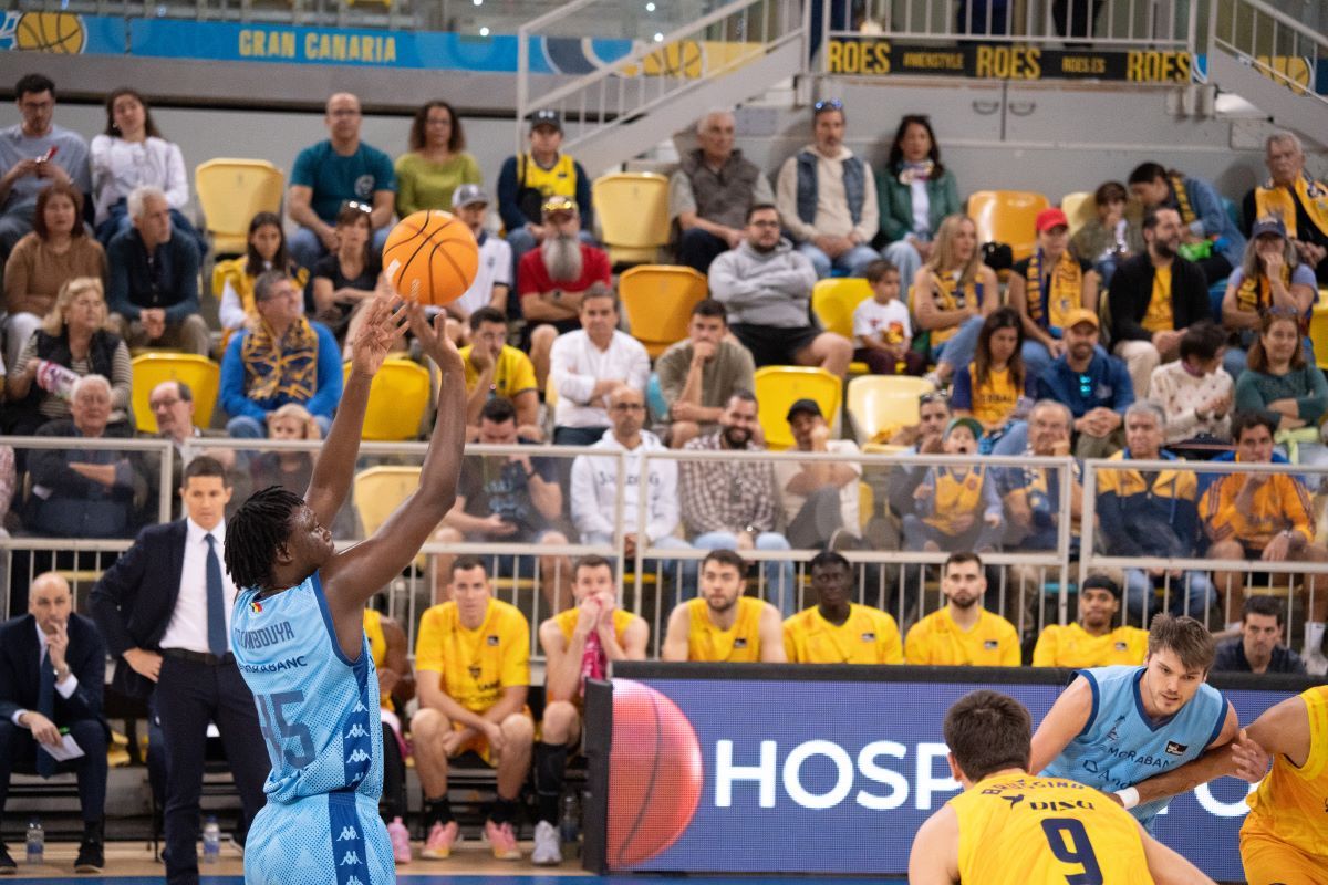 Doumbouya llança de tres davant la mirada de Jaka Lakovic.