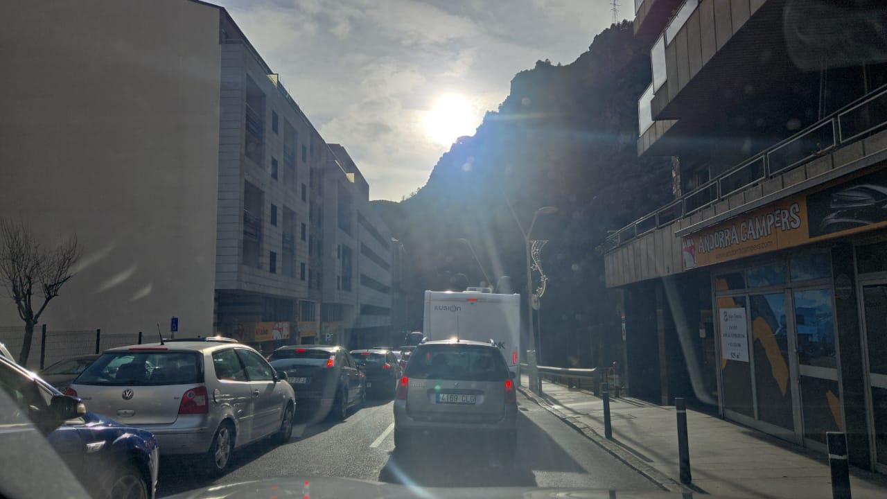 Alguns cotxes ja han quedat aturats prop de la Universitat d'Andorra.