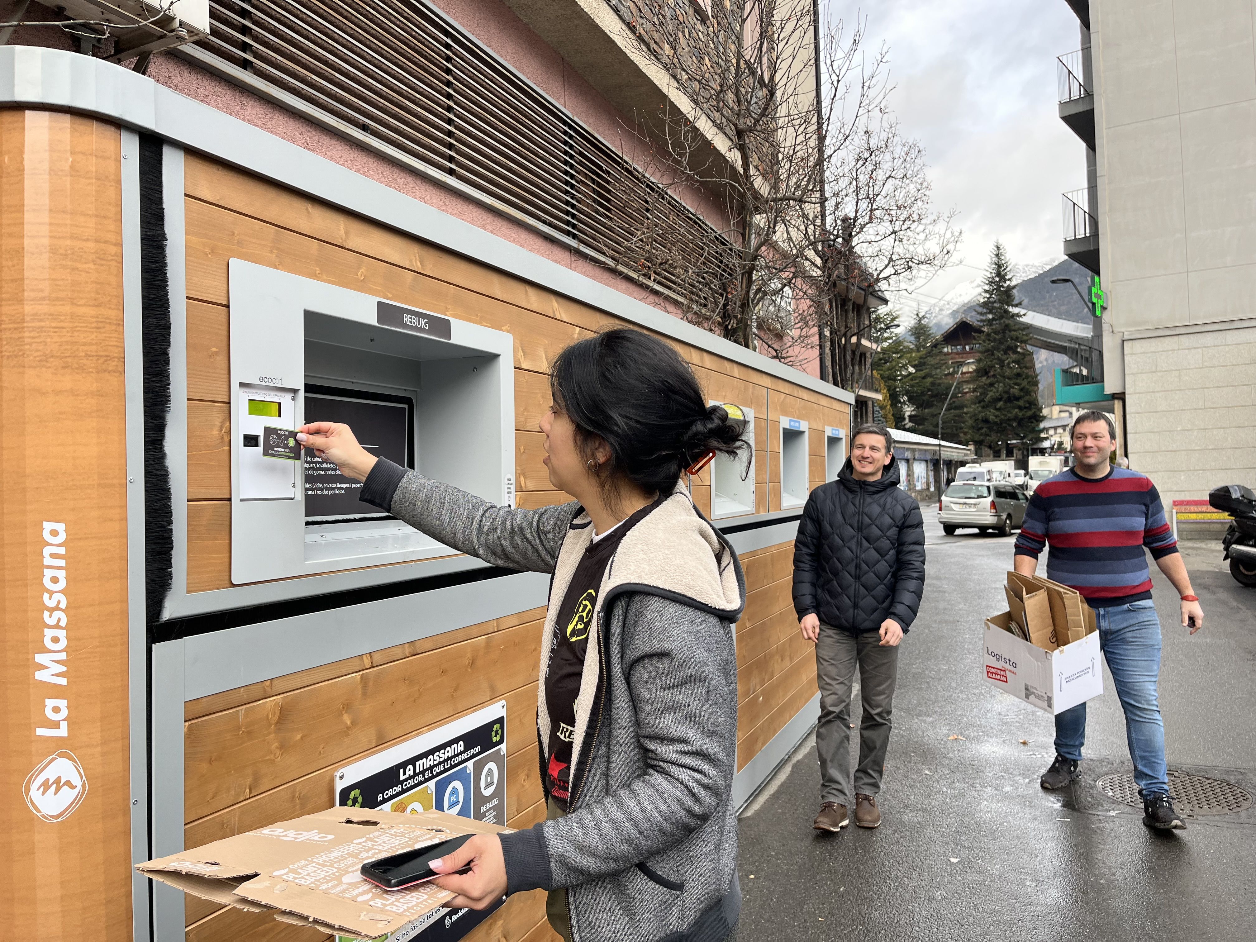 Una de les treballadores del sector de restauració a la Massana, fent ús de la nova ecoïlla a les Fontetes.